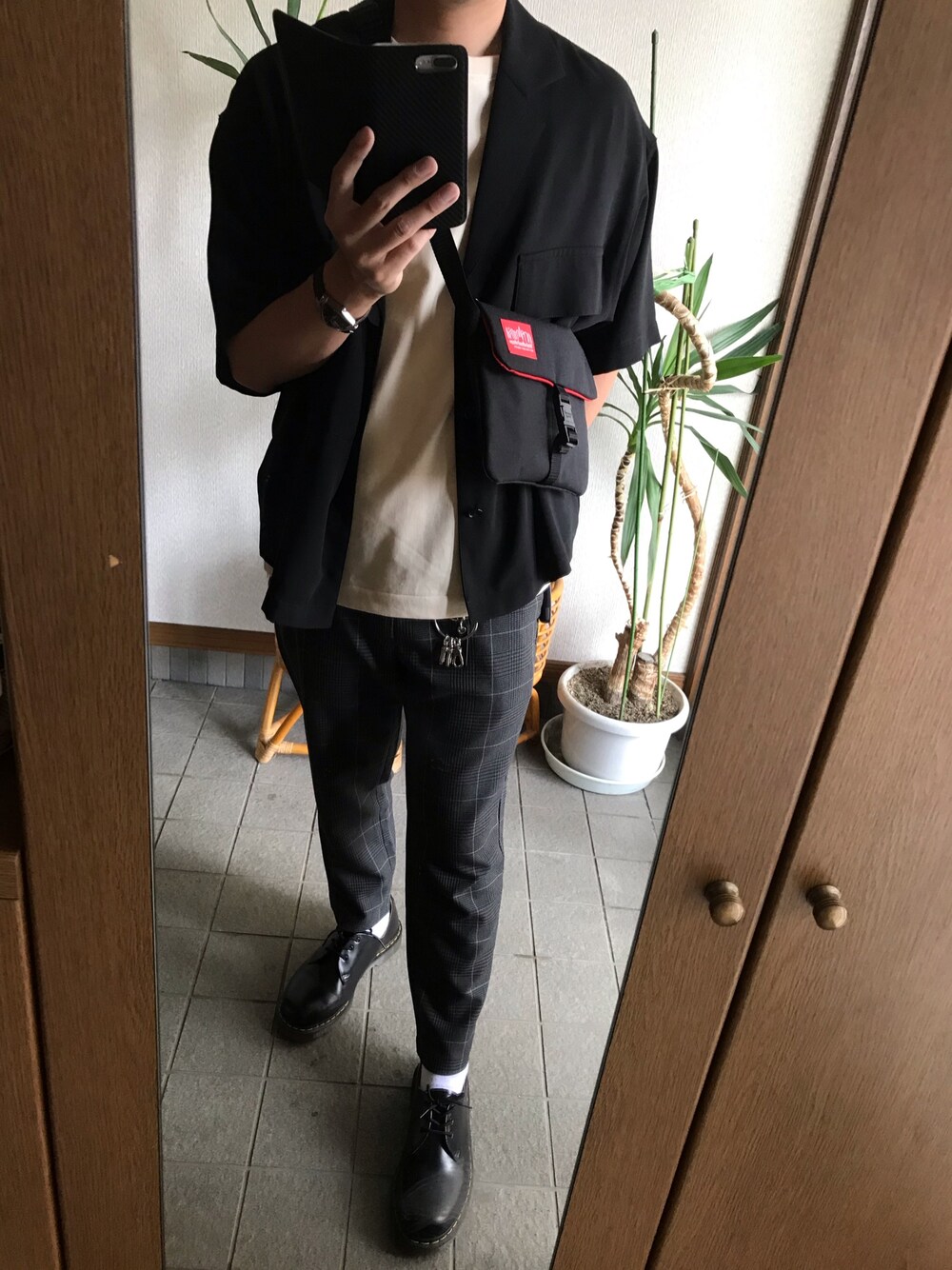 「オトナカジュアル、ビッグシルエット、お洒落さんとつながりたい、HARE、GU、Dr.Martens、グレンチェック、マンハッタンポーテージ、ハミルトン」｜「HAREのBIGポケットジャケットシャツ(HARE)（シャツ/ブラウス、ブラック系）」を使った、taka..さん（メンズ・175cm）の秋コーディネートの1枚目の写真