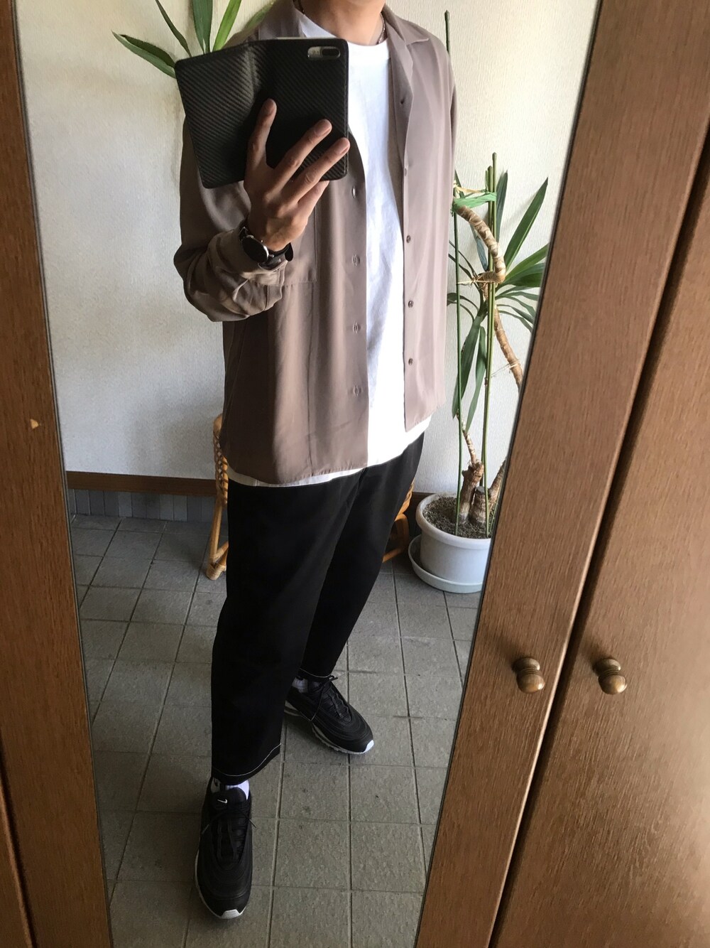 「お洒落さんとつながりたい、ハレ、HARE、リドム、LIDnM、ナイキ、NIKE、NIKE AIR MAX、エアマックス、エアマックス97」｜「HAREのサテンカイキンシャツ（HARE)（シャツ/ブラウス、ベージュ系）」を使った、taka..さん（メンズ・175cm）の秋コーディネートの1枚目の写真