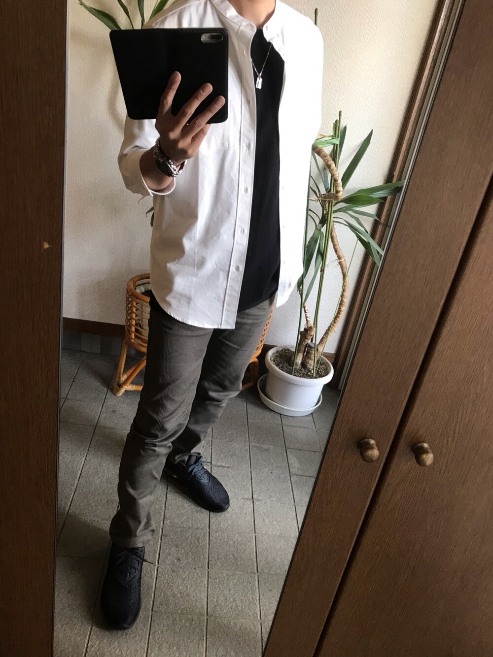 「おしゃれさんと繋がりたい、モノマート、MONO-MART、NIKE、ナイキ、チノパン」｜「MONO-MARTのカツラギ素材 テーパード ストレッチ チノパンツ(MONO-MART)（チノパンツ、ブラウン系）」を使った、taka..さん（メンズ・175cm）の秋コーディネートの1枚目の写真