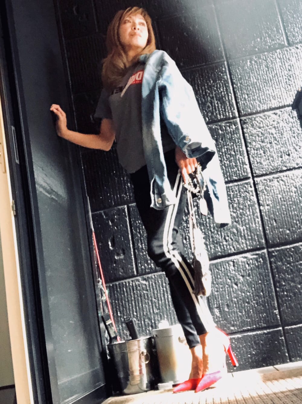 「赤い靴、ディーゼル、ラインパンツ、スキニーパンツ、ジージャン、低身長、チビーズ✳︎」｜「CHARLES & KEITHのドルセイパンプス / D'ORSAY PUMPS（パンプス、レッド系）」を使った、mt1874さん（レディース・150cm）の秋コーディネートの1枚目の写真