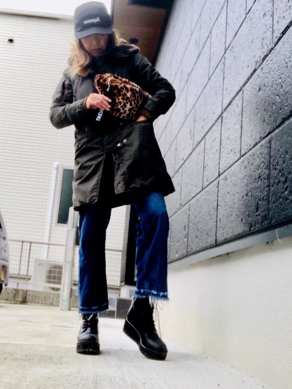 「アウター、レオパード、キャップ、ストリート、supreme、秋冬」｜「Supreme のアイテム（キャップ、ブラック系）」を使った、mt1874さん（レディース・150cm）の秋コーディネートの1枚目の写真
