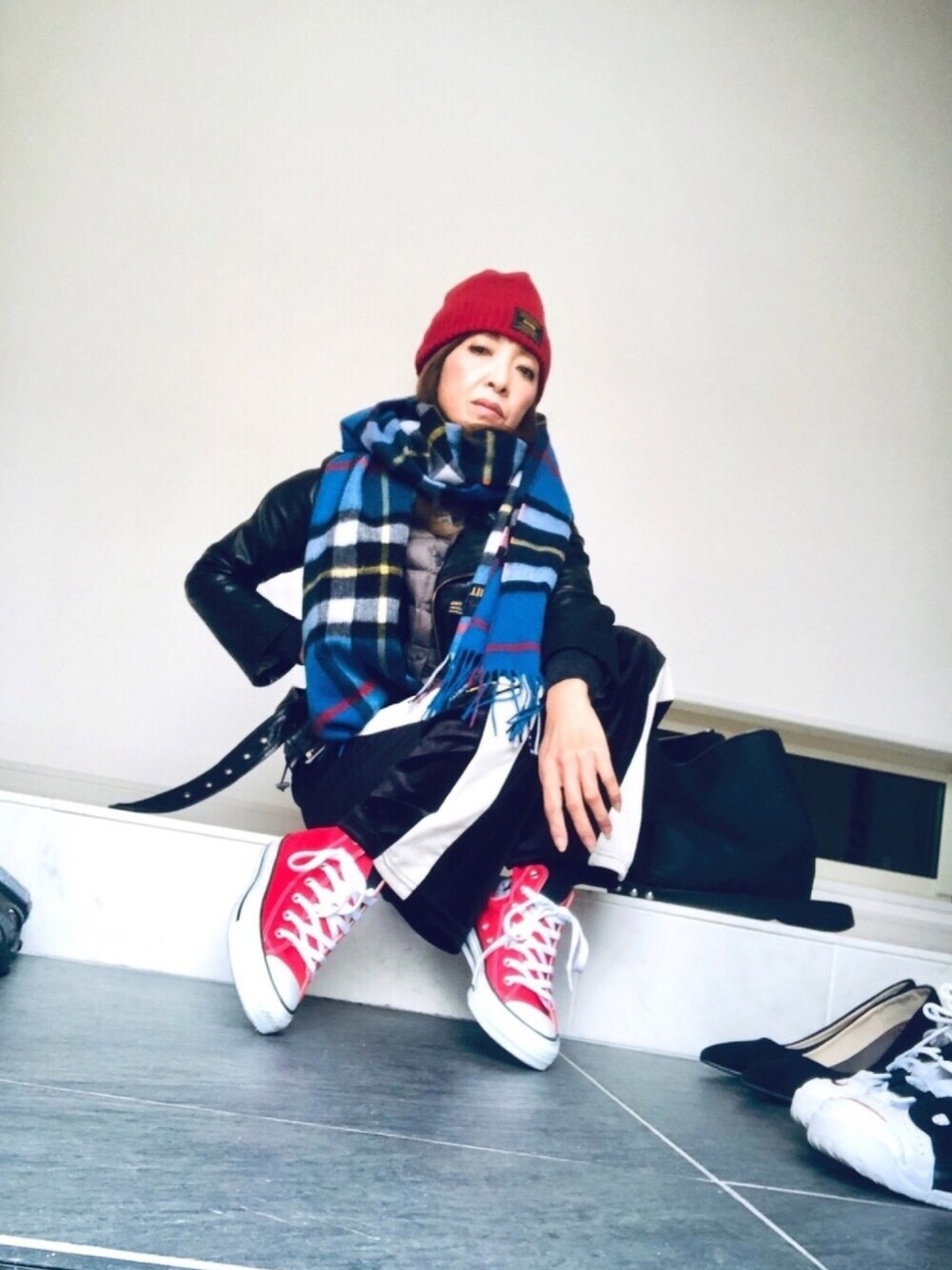 「アイラブCONVERSE、チェック、ストール、スボーツミックス、カジュアルコーデ、ニット帽」｜「via jのvia j ﾍﾞﾛｱﾗｲﾝPA/180824-44（その他パンツ、ブラック系）」を使った、mt1874さん（レディース・150cm）の秋コーディネートの1枚目の写真