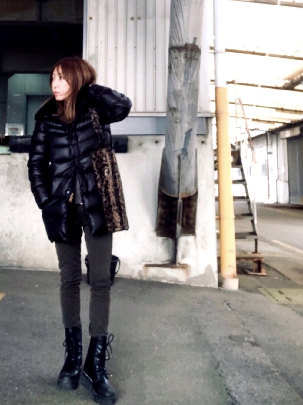 「DUVETICA、レオパード、レオパードバッグ、トートバッグ、ダウンジャケット、おしゃれさんと繋がりたい」｜「MOUSSYのRUBBER TOE LACE UP BOOTS（ブーツ、ブラック系）」を使った、mt1874さん（レディース・150cm）の冬コーディネートの1枚目の写真