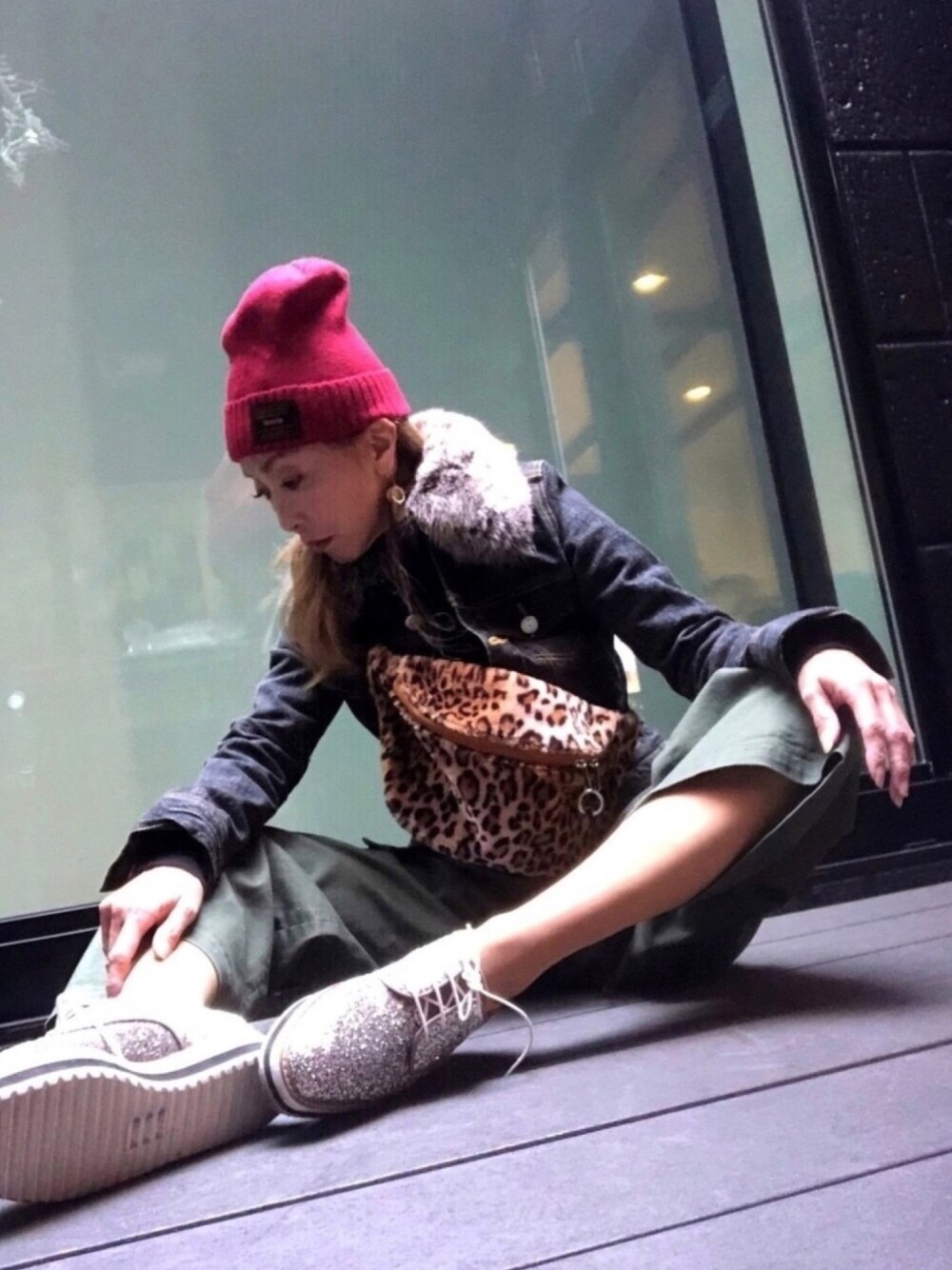 「レオパード、ニット帽、ラメスニーカー、大人カジュアル、ピアス、レッド」｜「glambのBreda knit cap（ニットキャップ/ビーニー、レッド系）」を使った、mt1874さん（レディース・150cm）の冬コーディネートの1枚目の写真