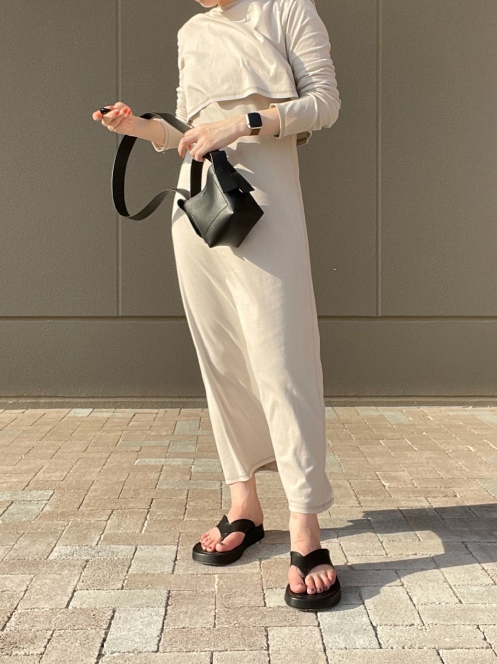 「初夏コーデ、シンプルコーデ、ラクチンコーデ、リラックススタイル、春夏コーデ、カジュアル、ロングワンピース、モノトーン」｜「Mila Owenのアイテム（ワンピース/ドレス、ベージュ系）」を使った、naさん（レディース・158cm）の夏コーディネートの1枚目の写真