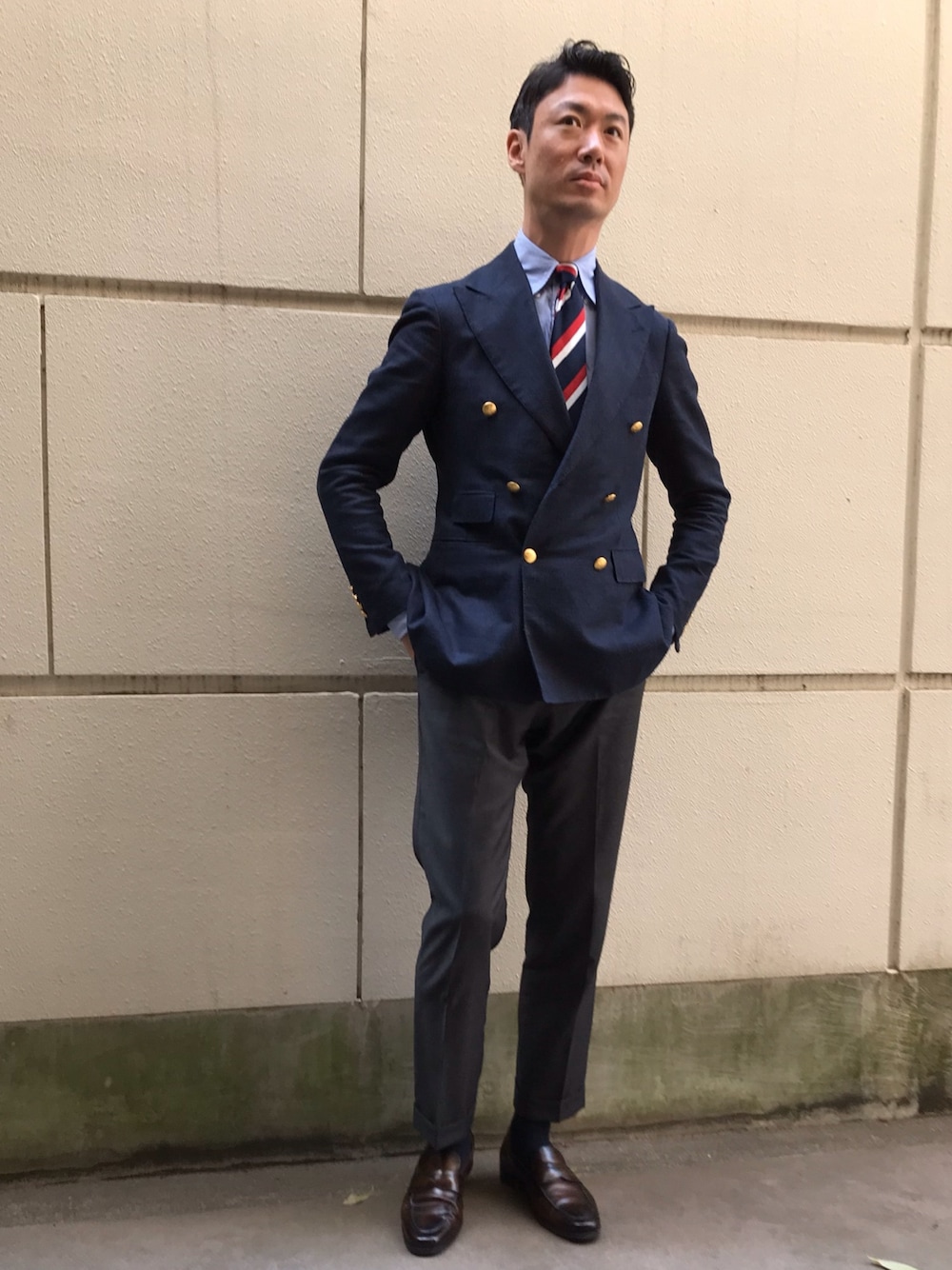 ブルー系のテーラードジャケットを着用したメンズの春コーディネートの1枚目の写真