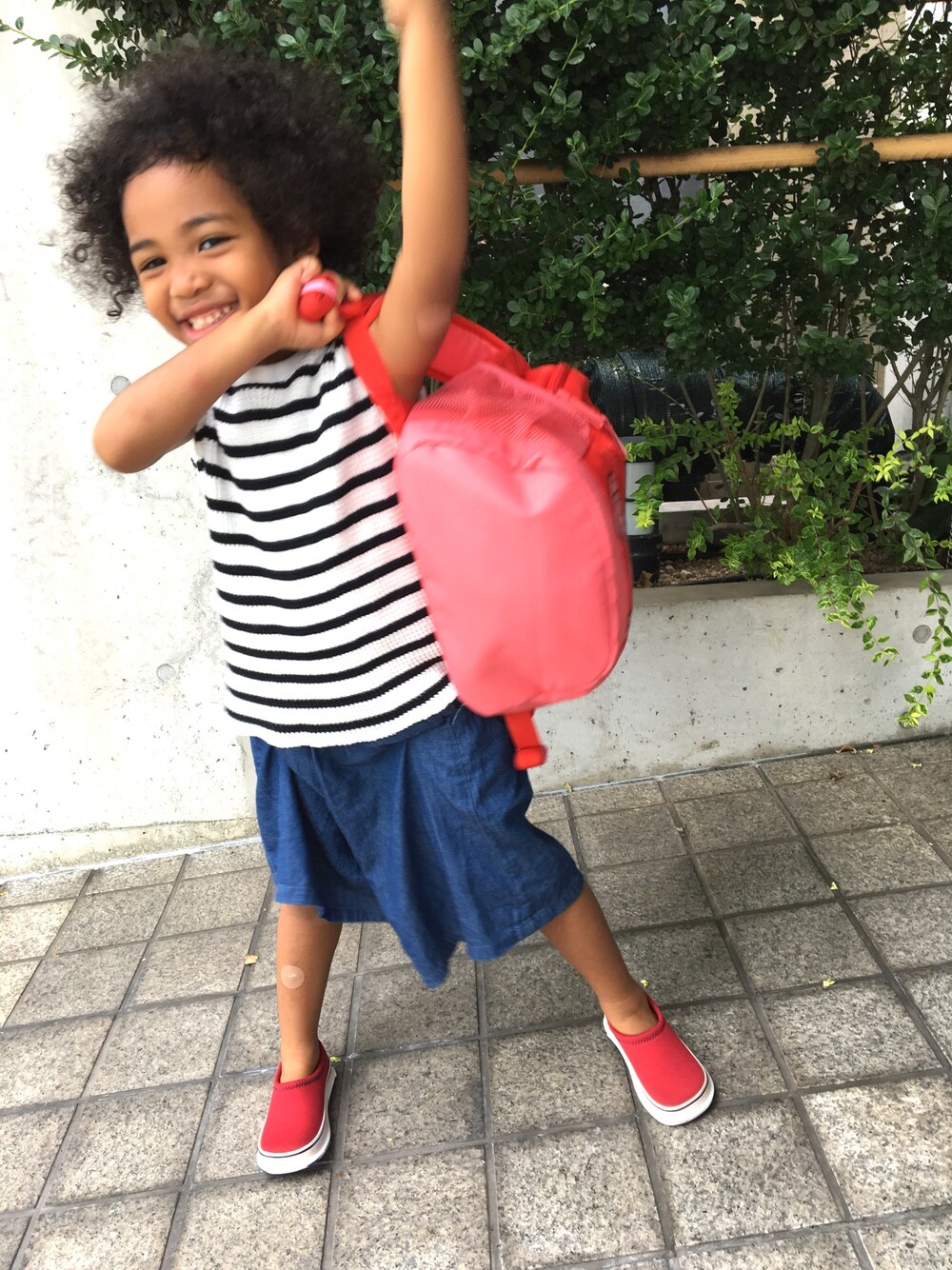 「夏、シンプルコーデ、キッズコーデ、デニム、ガウチョパンツ、PUMA、THE SHOP TK、ciaopanicTYPY、おんなのこ、スリッポン」｜「PUMAのセサミストリート バックパック (KIDS)（バックパック/リュック、レッド系）」を使った、aishaさん（キッズ・100cm）の夏コーディネートの1枚目の写真