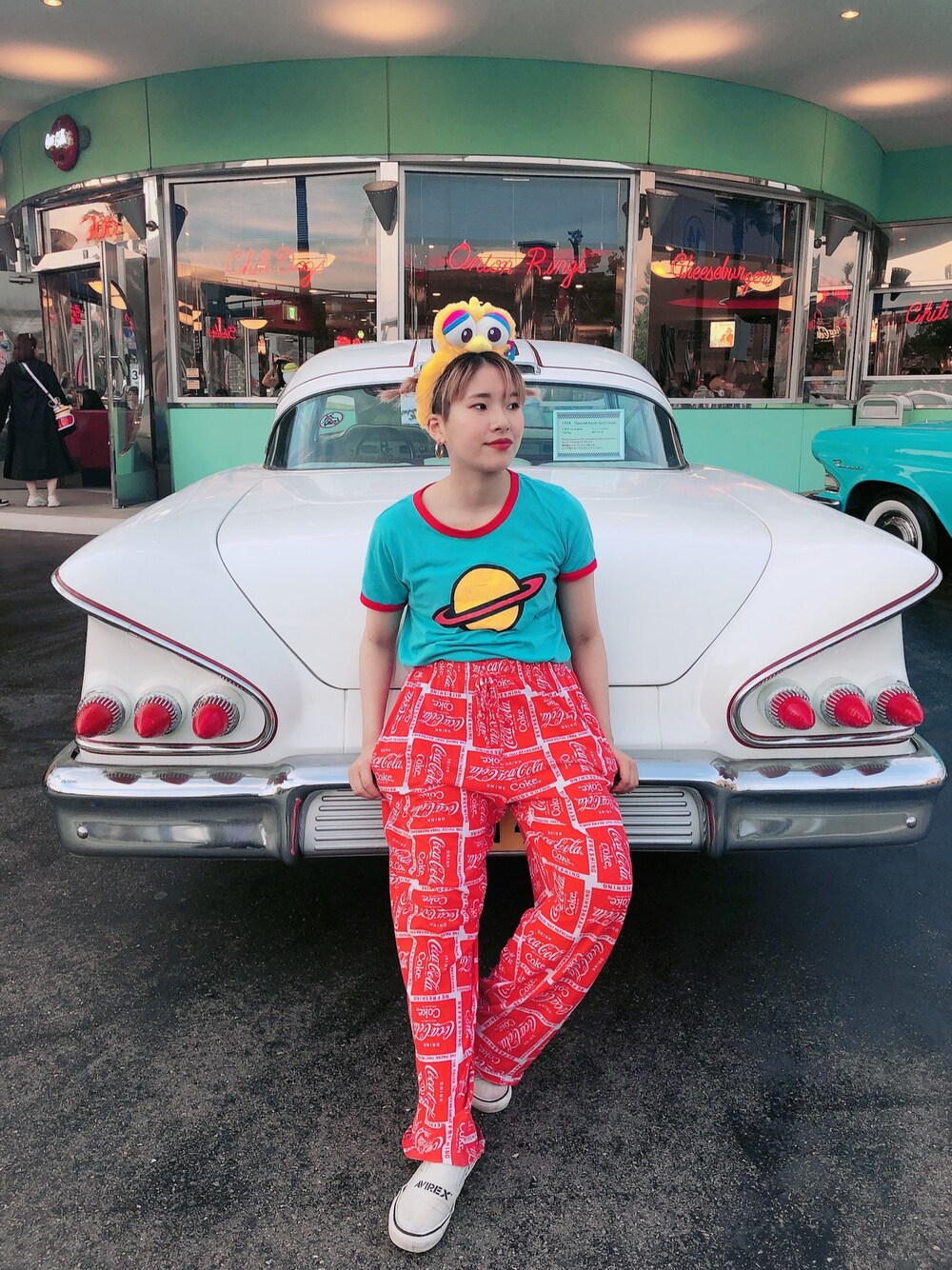 「USJ、ユニバ、古着、お洒落さんとつながりたい、低身長、プチプラ、今日のコーデ、ootd、カラフル、ラクチンコーデ」｜「USEDのアイテム（Tシャツ/カットソー、ブルー系）」を使った、ぴかるんさん（レディース・150cm）の春コーディネートの1枚目の写真
