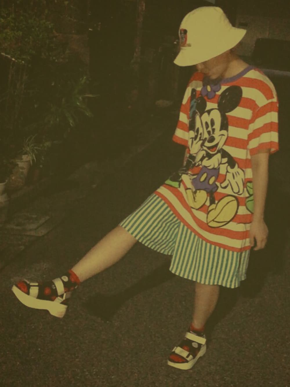 「ゆるコーデ、古着、古着コーデ、プチプラコーデ、おしゃれさんと繋がりたい、ootd、今日のコーデ、カラフル、低身長、Tシャツ」｜「GUのアイテム（サンダル、ホワイト系）」を使った、ぴかるんさん（レディース・150cm）の夏コーディネートの1枚目の写真