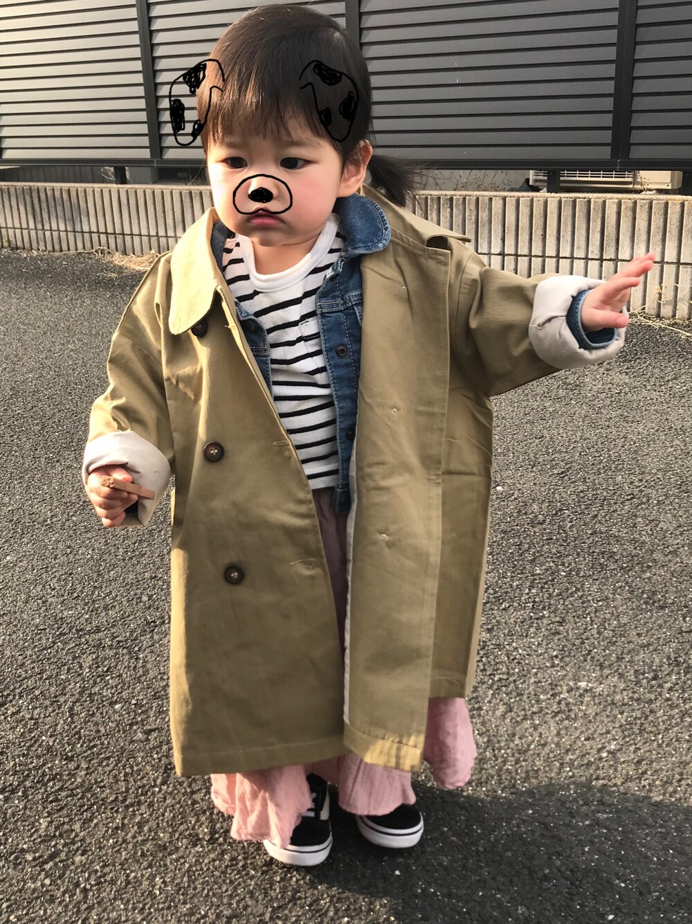 「デニムジャケット、トレンチコート、ロングスカート、オールドスクール、1歳、女の子、キッズコーデ、kids、スニーカー、ボーダー」｜「babyGAPのアイテム（デニムジャケット、ブルー系）」を使った、coco☺︎さん（キッズ・80cm）の冬コーディネートの1枚目の写真