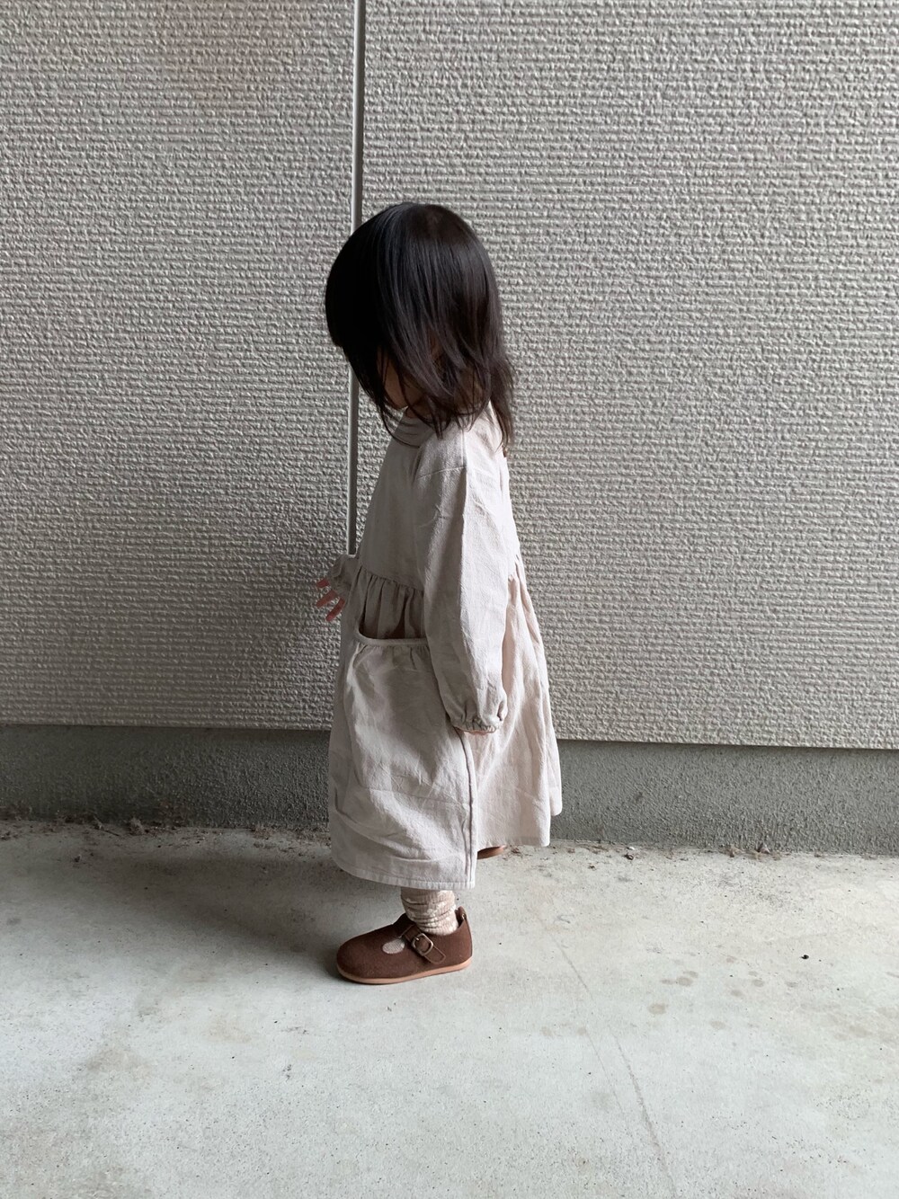 「シンプルコーデ、秋コーデ、プチプラ、ゆるコーデ、kids、キッズコーデ、ワンピース、女の子、キッズファッション」｜「korianのアイテム（ワンピース、ベージュ系）」を使った、coco☺︎さん（キッズ・80cm）の秋コーディネートの1枚目の写真