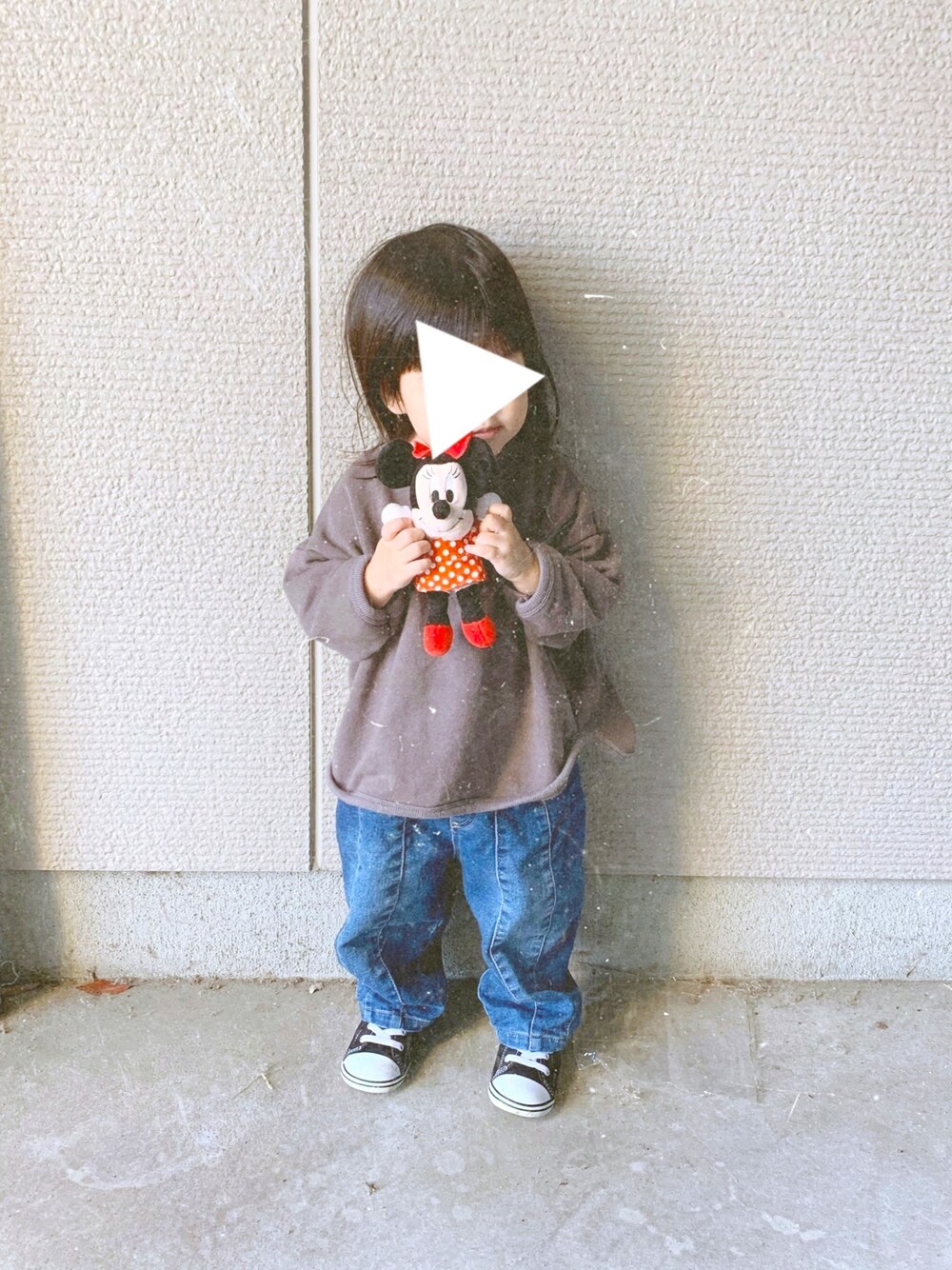 「プチプラ、キッズコーデ、キッズファッション、女の子、デニム、ボーイッシュ、シンプル、おしゃれさんと繋がりたい、ゆるコーデ」｜「Birthdayのアイテム（デニムパンツ、ブルー系）」を使った、coco☺︎さん（キッズ・80cm）の秋コーディネートの1枚目の写真