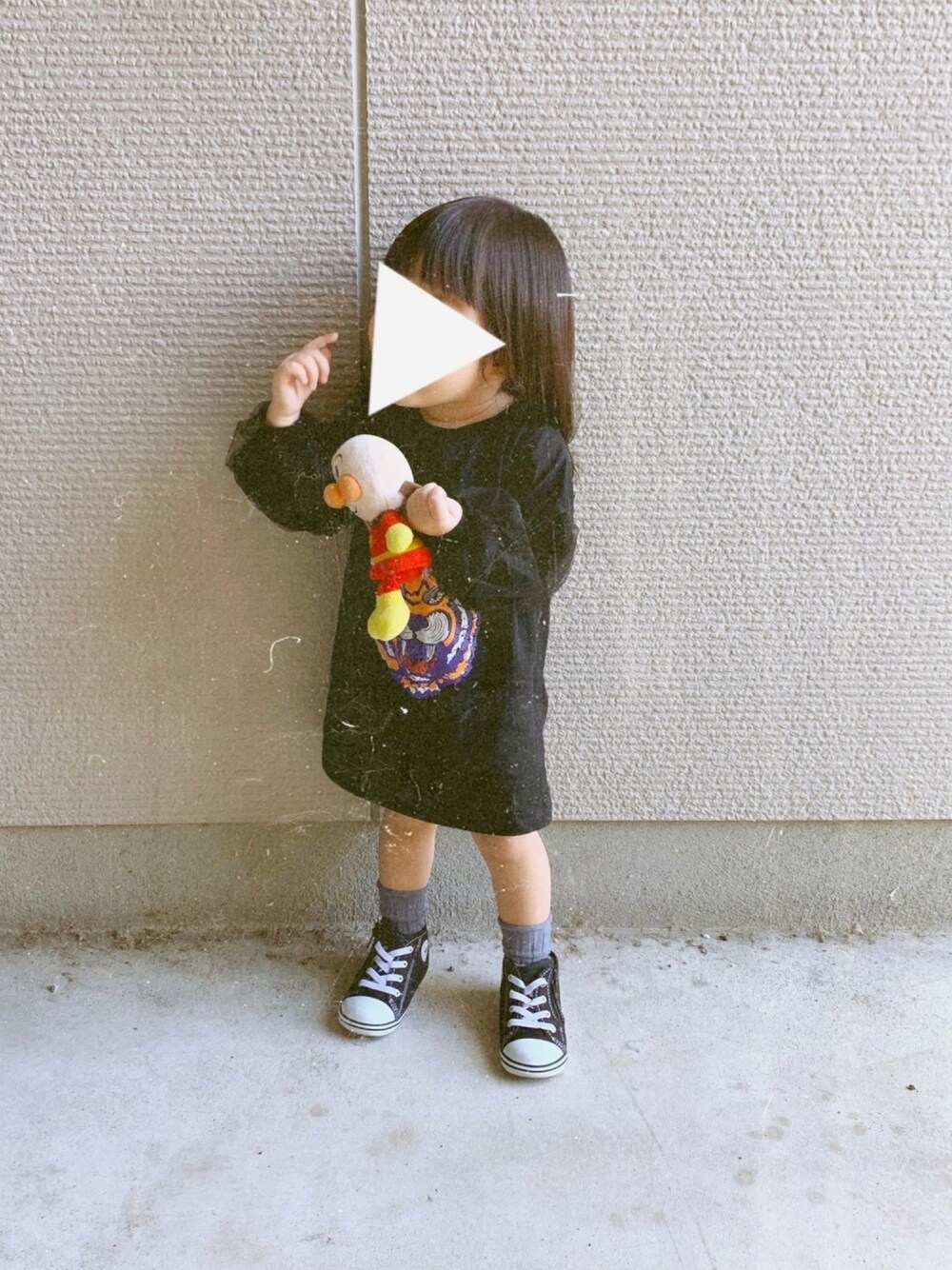 「プチプラ、キッズファッション、ワンピース、kids、黒、コンバース、ストリート、おしゃれさんと繋がりたい」｜「korianのアイテム（ワンピース、ブラック系）」を使った、coco☺︎さん（キッズ・80cm）の秋コーディネートの1枚目の写真