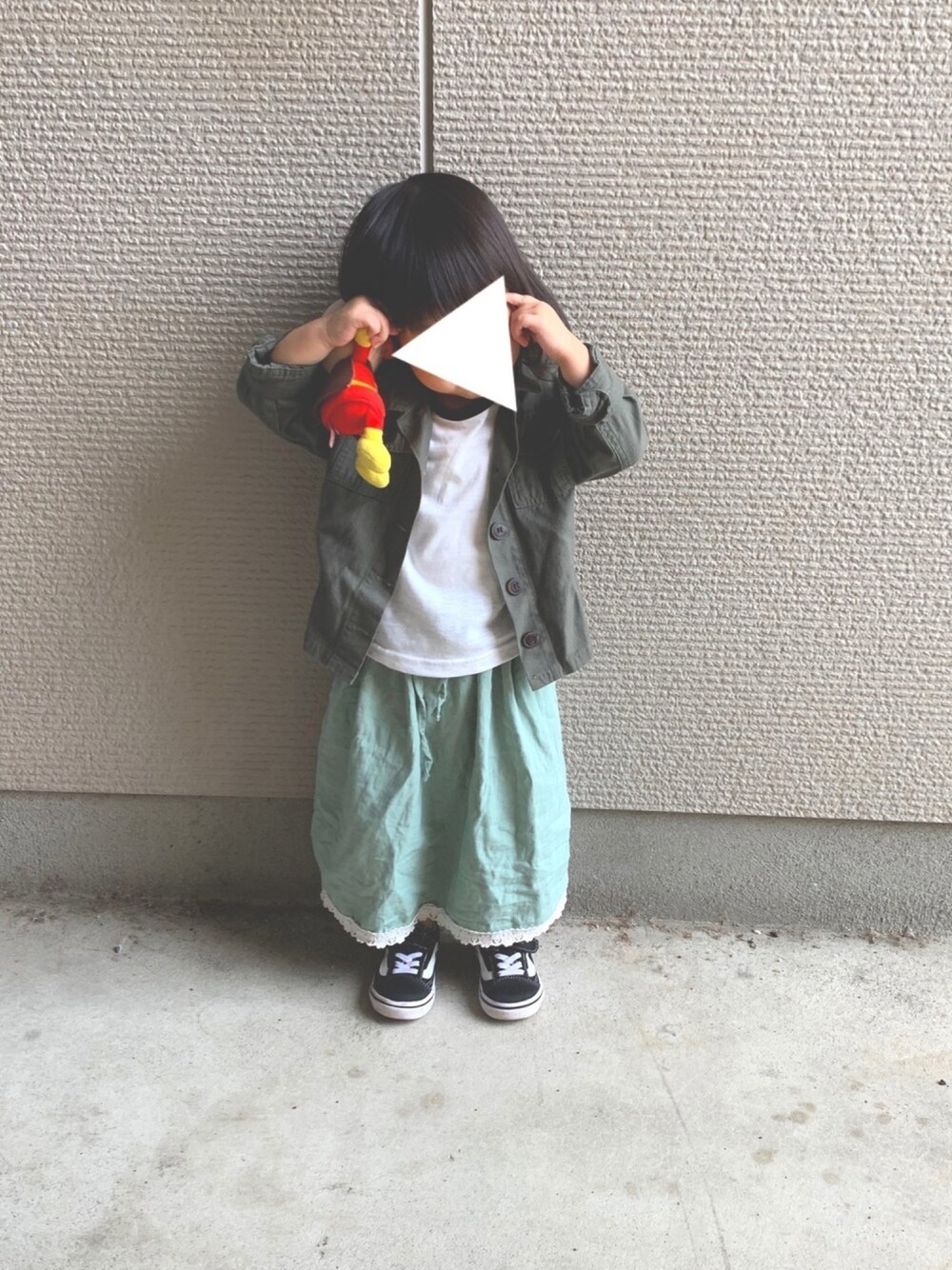 「スカート、ミリタリー、Champion、プチプラ、ゆるコーデ、おしゃれさんと繋がりたい、キッズコーデ、キッズファッション、2歳」｜「Birthdayのアイテム（Tシャツ/カットソー、ホワイト系）」を使った、coco☺︎さん（キッズ・80cm）の秋コーディネートの1枚目の写真