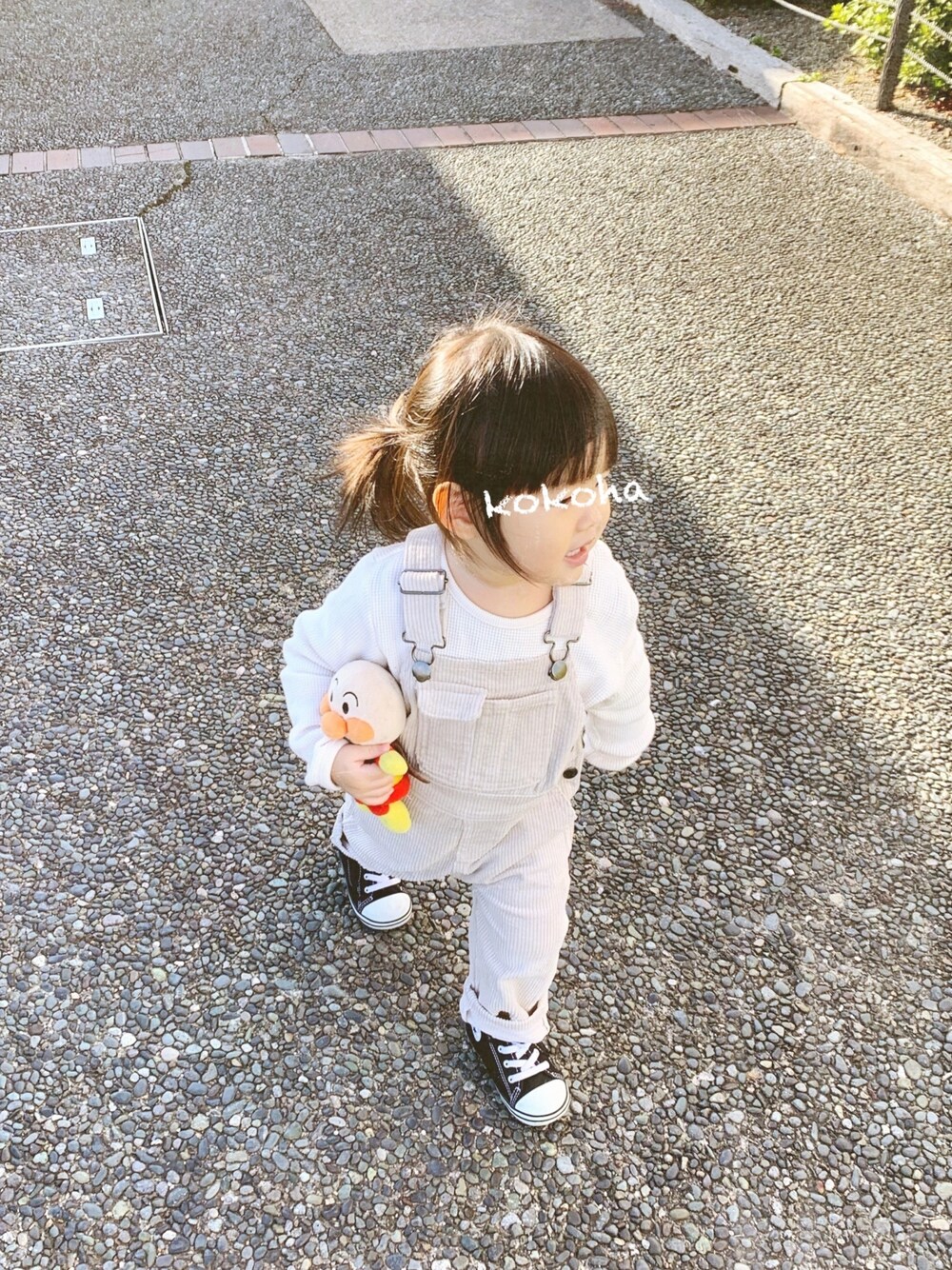 「ホワイト、プチプラ、コーデュロイ、サロペット、シンプル、おしゃれさんと繋がりたい、女の子、キッズコーデ、2歳」｜「petit mainのコーデュロイサロペット（サロペット/オーバーオール、ホワイト系）」を使った、coco☺︎さん（キッズ・80cm）の秋コーディネートの1枚目の写真