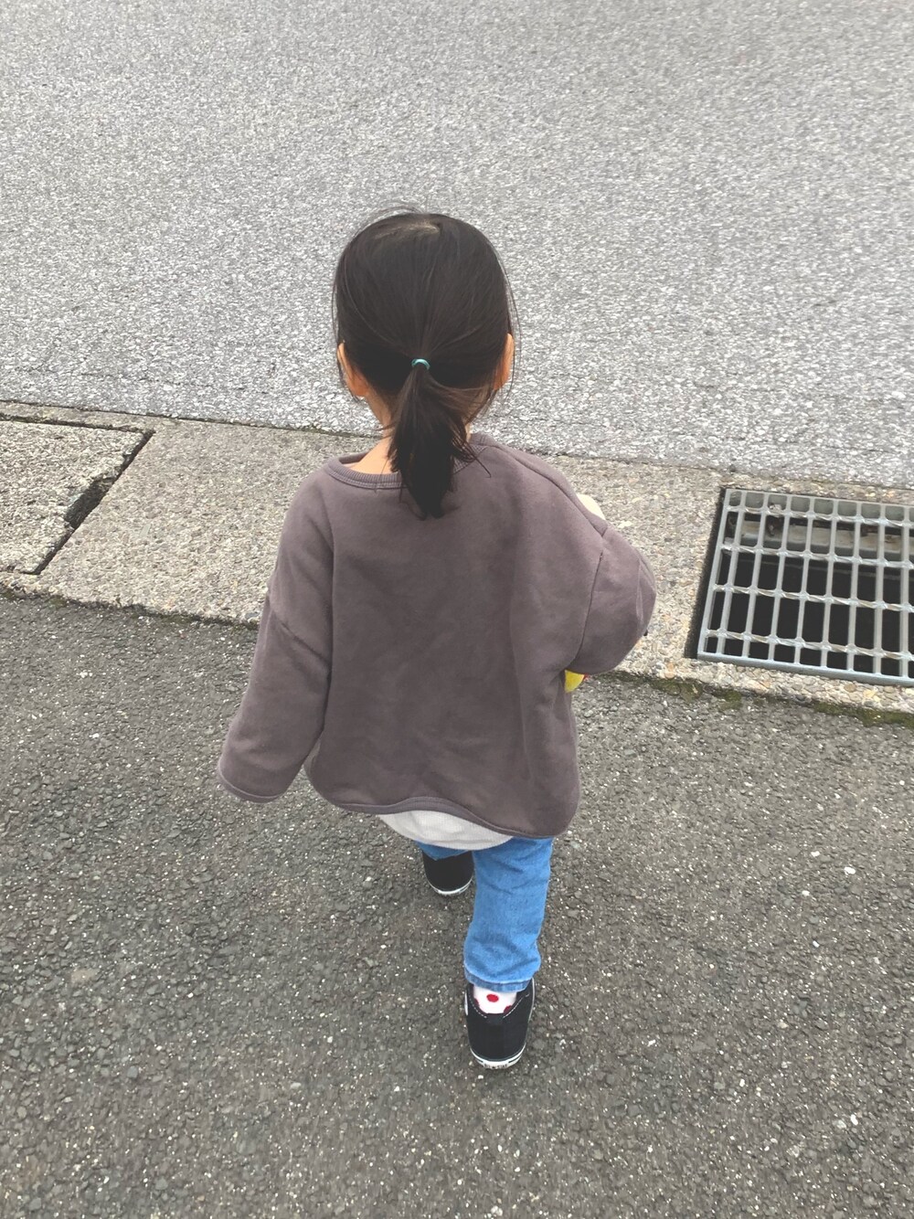 「キッズコーデ、ゆるコーデ、シンプル、プチプラ、女の子、スウェット、デニム、レイヤードスタイル、冬コーデ、kids」｜「korianのアイテム（トップス、ブラック系）」を使った、coco☺︎さん（キッズ・80cm）の秋コーディネートの1枚目の写真