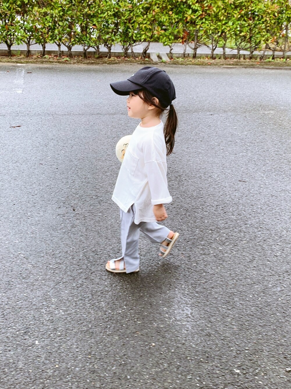 「キッズコーデ、シンプルコーデ、女の子、夏だ！Tシャツ着よう！、おしゃれさんと繋がりたい、3歳、プチプラコーデ、休日スタイル、キャップ」｜「西松屋のアイテム（Tシャツ/カットソー、ホワイト系）」を使った、coco☺︎さん（キッズ・90cm）の夏コーディネートの1枚目の写真