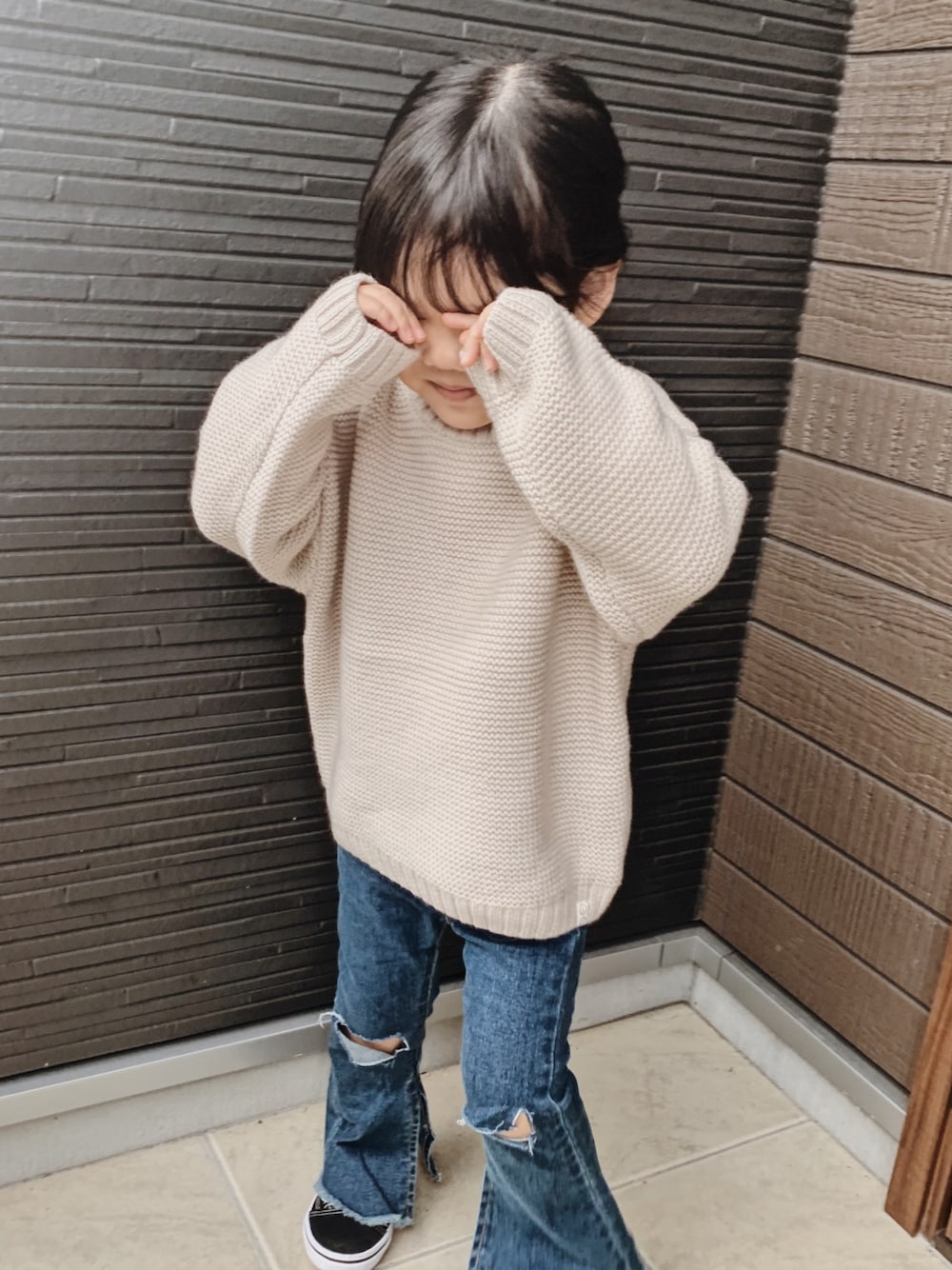 「キッズコーデ、フレアパンツ、フレアデニム、kids、3歳、女の子、韓国子供服」｜「ZARAのアイテム（トップス、ホワイト系）」を使った、coco☺︎さん（キッズ・90cm）の冬コーディネートの1枚目の写真
