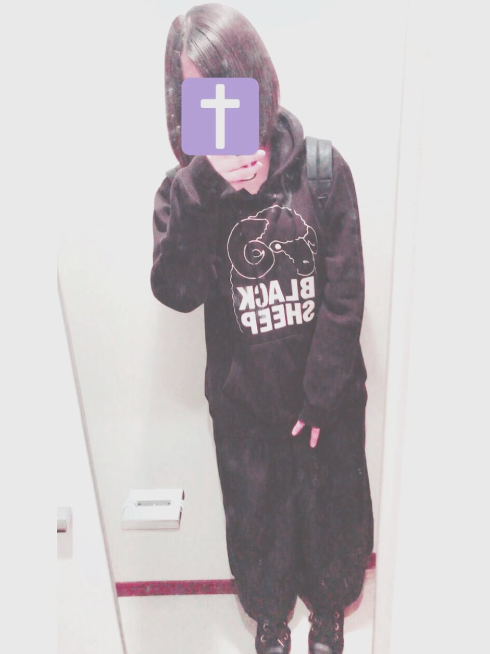 ブラック系のパーカー、ブラック系のその他パンツ、ブラック系のバックパック/リュックを着用したレディースの春コーディネートの1枚目の写真