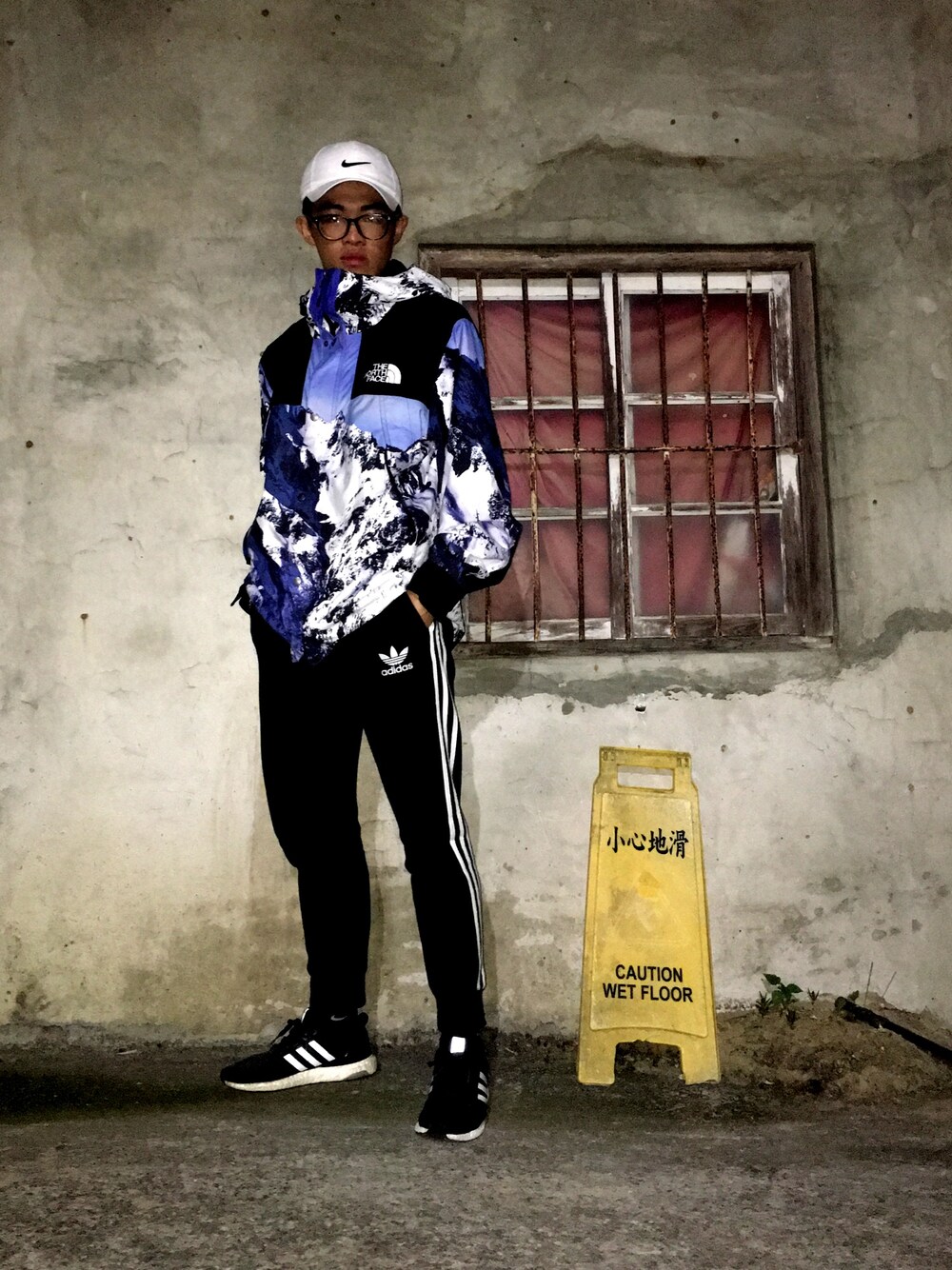 「ultra boost、supreme、TNF、adidas、NIKE」｜「adidasのアイテム（チノパンツ、ブラック系）」を使った、WeiZhe  Changさん（メンズ・173cm）の春コーディネートの1枚目の写真