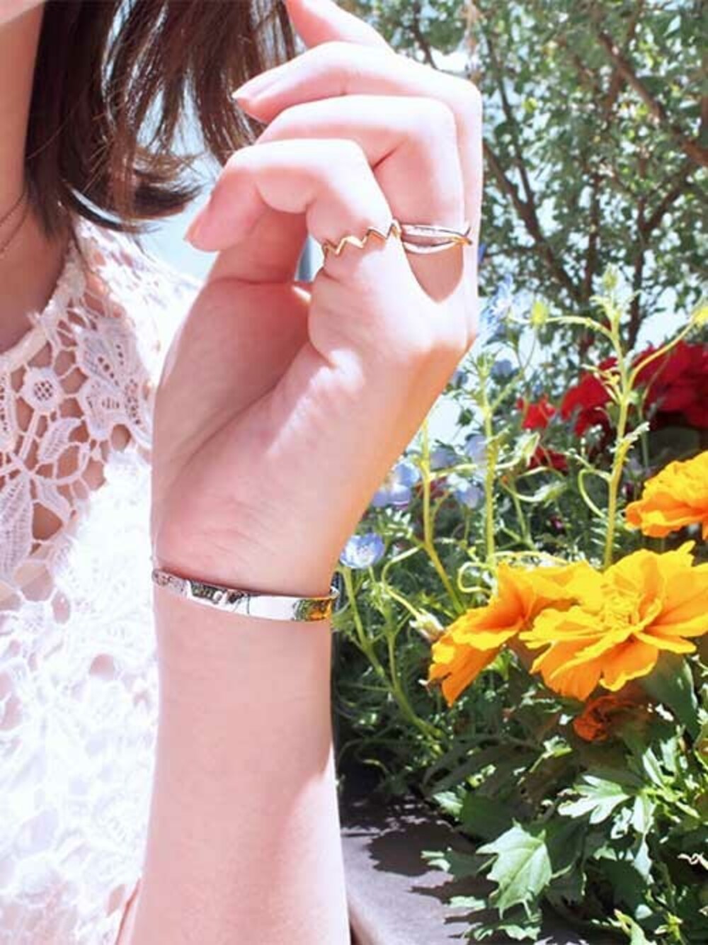 シルバー系のリング、シルバー系のバングル/リストバンドを着用したレディースの夏コーディネートの1枚目の写真