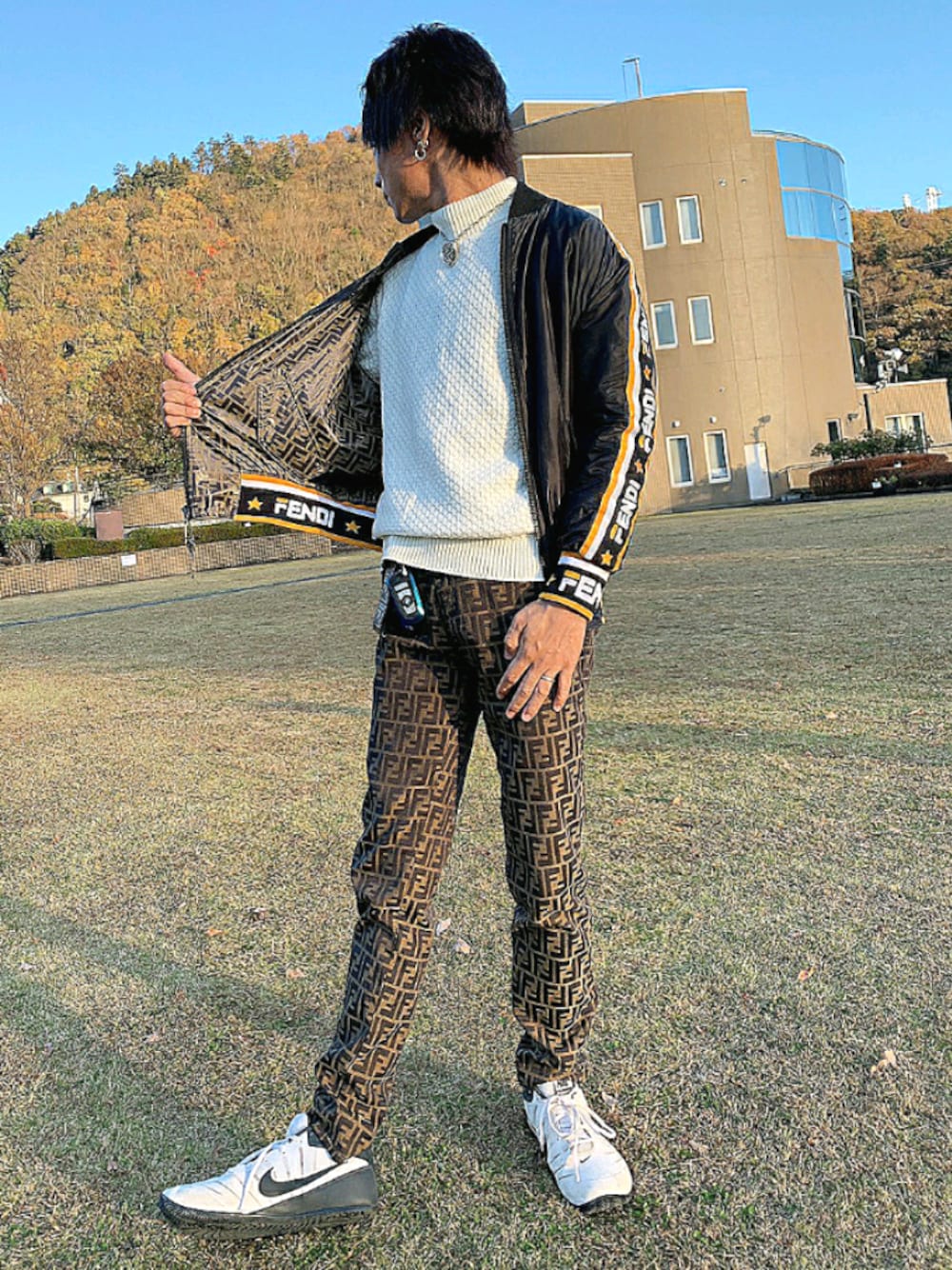 「相模湖、紅葉コーデ、たまにはこんな感じ、FENDI、フェンディ、ユニクロニット、ナイキスニーカー、もてコーデ、隙のない、女子ウケ」｜「FENDIのアイテム（ブルゾン、ブラック系）」を使った、ひーくん★さん（メンズ・180cm）の秋コーディネートの1枚目の写真