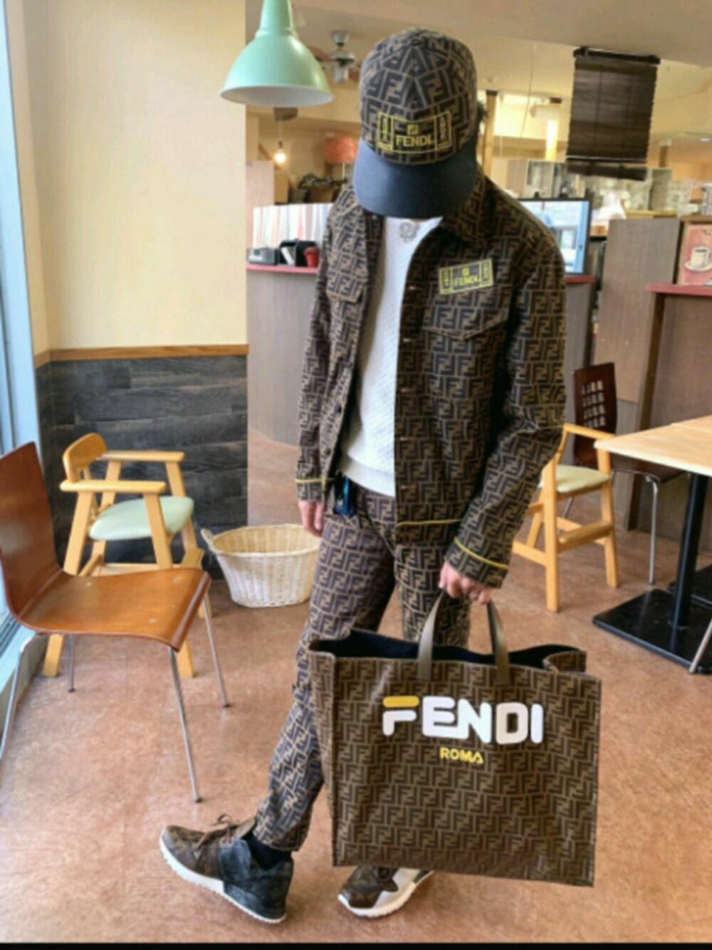 ヴィトンシャツジャケットスニーカーバッグに合うニットスカート バッグを使った「ルイヴィトン スニーカー」の人気ファッション