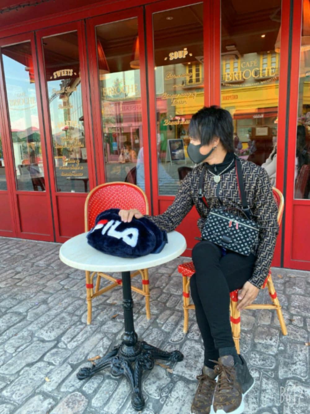 「デートコーデ、デート中、冬のコーデ、Fendi mania、FENDI、Christian Louboutin、ルイヴィトン スニーカー、無難にモテるコーデ、富士急ハイランド、もてコーデ」｜「Christian Louboutinのアイテム（ショルダーバッグ、ブラック系）」を使った、ひーくん★さん（メンズ・180cm）の秋コーディネートの1枚目の写真
