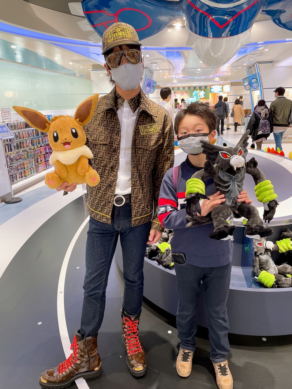 「ポケモンセンター、親子コーデ、フィラ、フェンディ、FENDI、バレンシアガ、ルイヴィトン、セリーヌ、ディオール、ハイブランドコーデ」｜「FENDIのアイテム（デニムジャケット、ブラウン系）」を使った、ひーくん★さん（メンズ・178cm）の冬コーディネートの1枚目の写真
