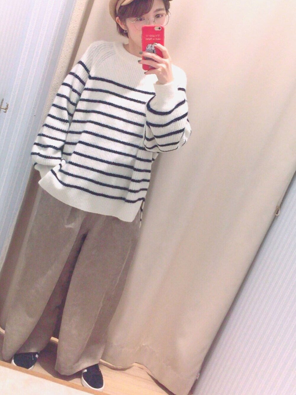 その他のチュニック、ベージュ系のその他パンツ、ブラック系のスニーカーを着用したレディースの冬コーディネートの1枚目の写真