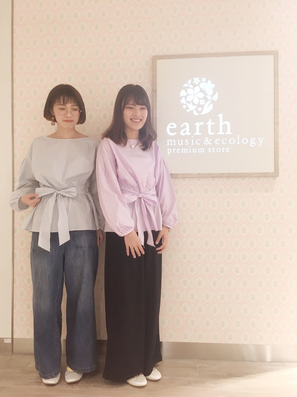 パープル系のシャツ/ブラウス、その他のシャツ/ブラウス、ブラック系のパンツを着用したレディースの春コーディネートの1枚目の写真