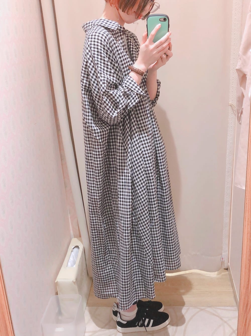「プチプラ、ワンピース、フレンチリネン、リネン、ギンガムチェック、チェック、スキニーデニム、earth music&ecology、カジュアル、リラックススタイル」｜「earth music&ecologyの・フレンチリネンブレンドシャツワンピース ●★（シャツワンピース、その他）」を使った、のんすけさん（レディース・160cm）の春コーディネートの1枚目の写真
