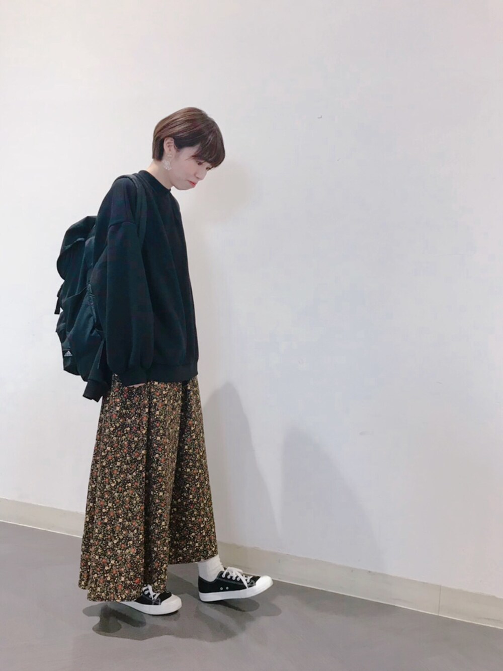 「スウェット、ゆるコーデ、花柄、花柄スカート、レトロ、プチプラ」｜「earth music&ecologyの・ジョーゼットレトロフラワープリントスカート ●（スカート、ブラック系）」を使った、のんすけさん（レディース・160cm）の秋コーディネートの1枚目の写真