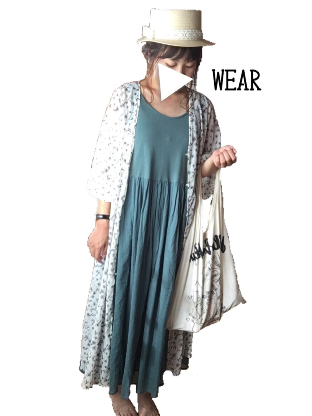 ホワイト系のワンピース、グリーン系のワンピース、ブラック系のサンダルを着用したレディースの夏コーディネートの1枚目の写真