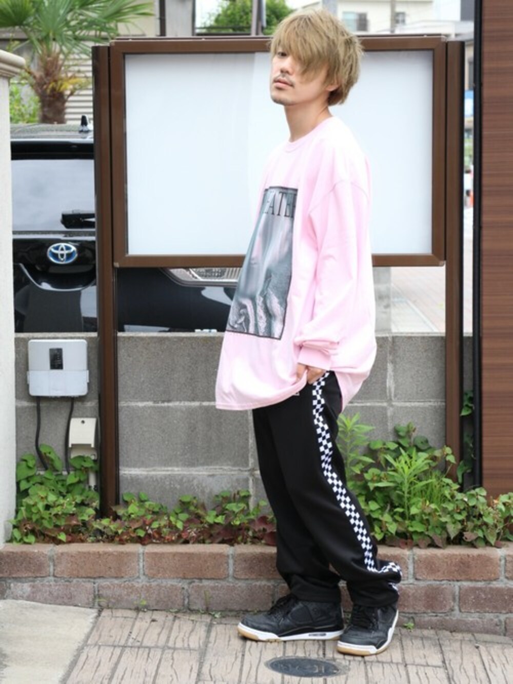 「ストリート、ロンT、オーバーサイズ、ジャージ、トラックパンツ、低身長、派手髪、MAD HATTER、SLEEPING TABLET」｜「no brandのEarl L/S Tee（Tシャツ/カットソー、ピンク系）」を使った、KYOさん（メンズ・160cm）の夏コーディネートの1枚目の写真