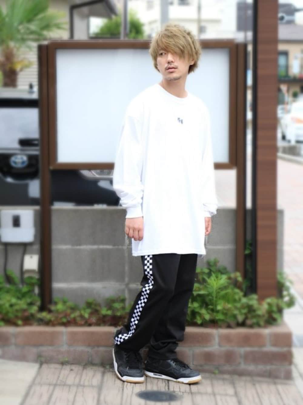 「ロンT、トラックパンツ、モノトーンコーデ、低身長、ストリート系、派手髪、SLEEPING TABLET」｜「no brandのCOMA [ LONG SLEEVE ]（Tシャツ/カットソー、ホワイト系）」を使った、KYOさん（メンズ・160cm）の夏コーディネートの1枚目の写真