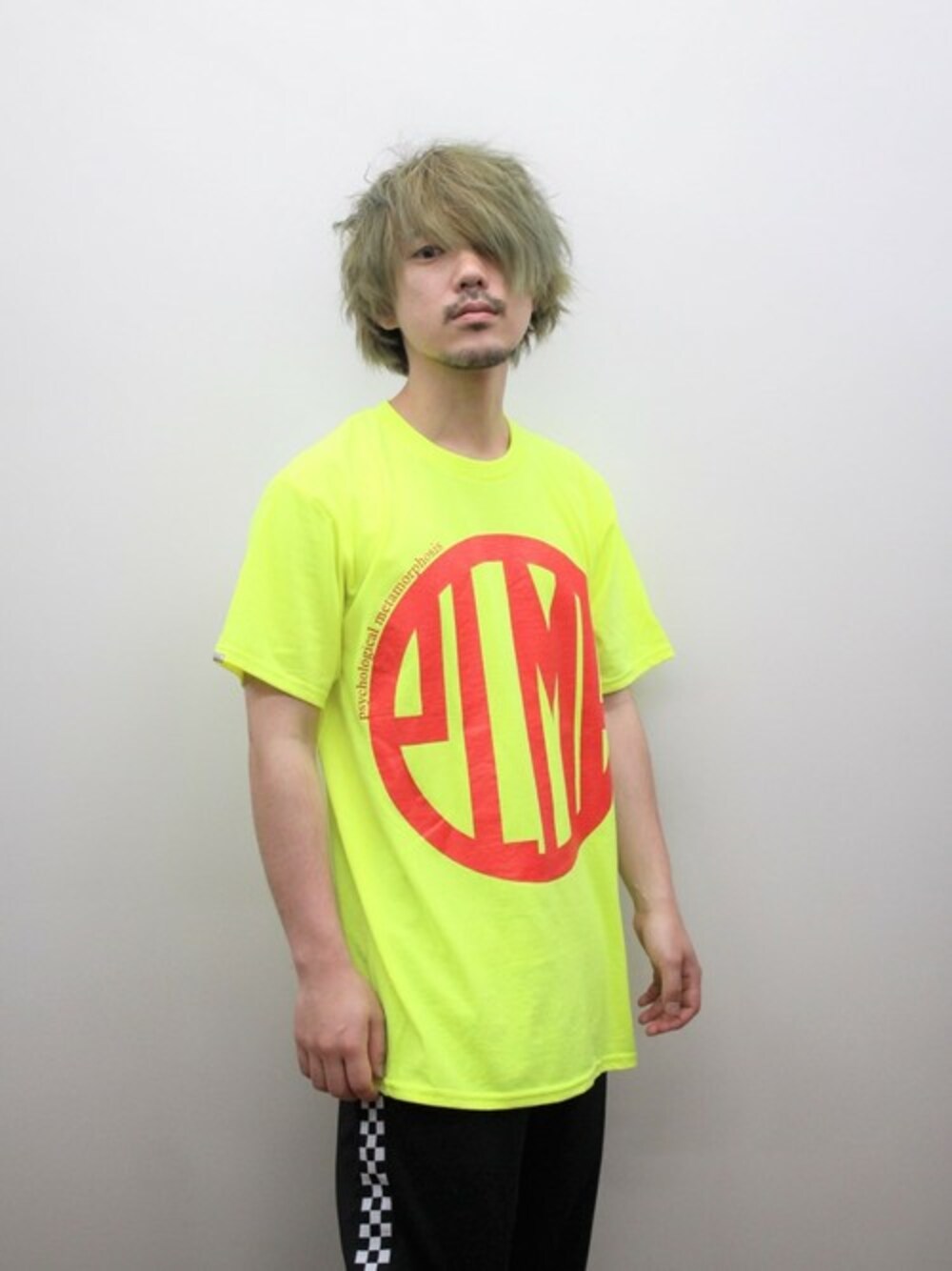 「Tシャツ、ストリート、トラックパンツ、低身長、ストリート系、派手髪、SLEEPING TABLET、PLMP、PSYCHOLOGICAL METAMORPHOSIS」｜「PSYCHOLOGICAL METAMORPHOSISのPLMP MARK 3（Tシャツ/カットソー、イエロー系）」を使った、KYOさん（メンズ・160cm）の夏コーディネートの1枚目の写真
