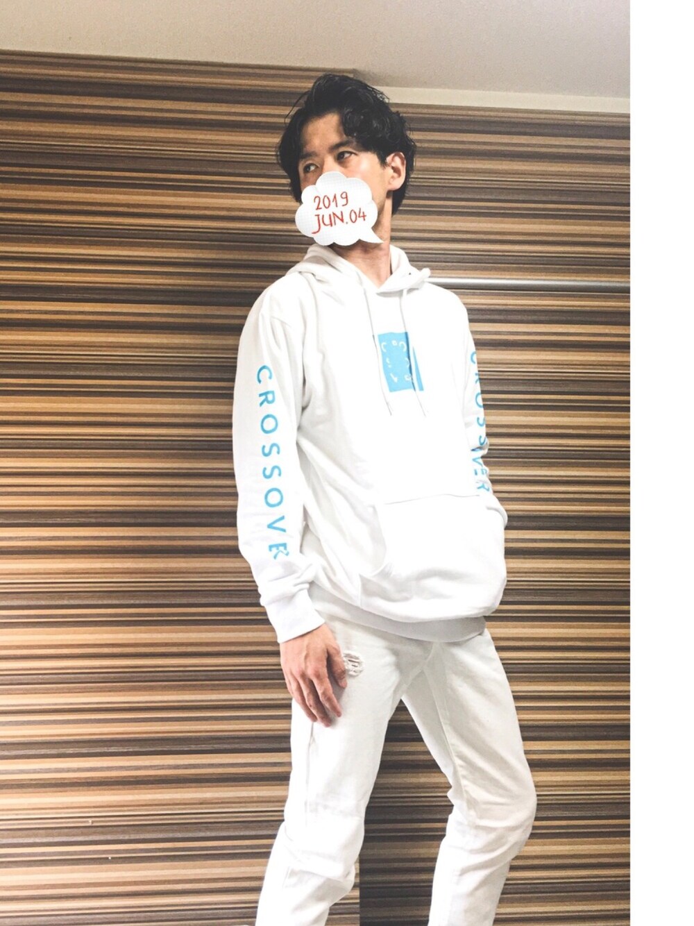 「シンプル、おしゃれさんと繋がりたい、カジュアルコーデ、春コーデ、古着MIX、白パンツ、白コーデ、田舎でもお洒落はできる」｜「WEGOのWEGO/スリーブロゴ起毛プルパーカー（パーカー、その他）」を使った、こーすけんぬ13世さん（メンズ・169cm）の夏コーディネートの1枚目の写真