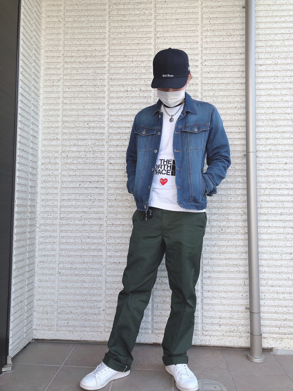 「休日スタイル、ワークパンツ、デニムジャケット、ノースフェイス、THE NORTH FACE、ビームス、スタンスミス、コムデギャルソン、Dickies、シュプリーム」｜「Supreme のアイテム（キャップ、その他）」を使った、hirokiさん（メンズ・173cm）の春コーディネートの1枚目の写真