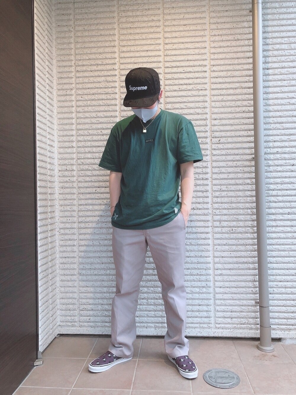 「これが私をアゲる服、夏、supreme、VANS、FR2、スリッポン、ゴールドアクセ、パープル、Dickies、WACKO MARIA」｜「DickiesのDickies / ディッキーズ THE ORIGINAL 874 ワイドチノパンツ（チノパンツ、シルバー系）」を使った、hirokiさん（メンズ・173cm）の春コーディネートの1枚目の写真