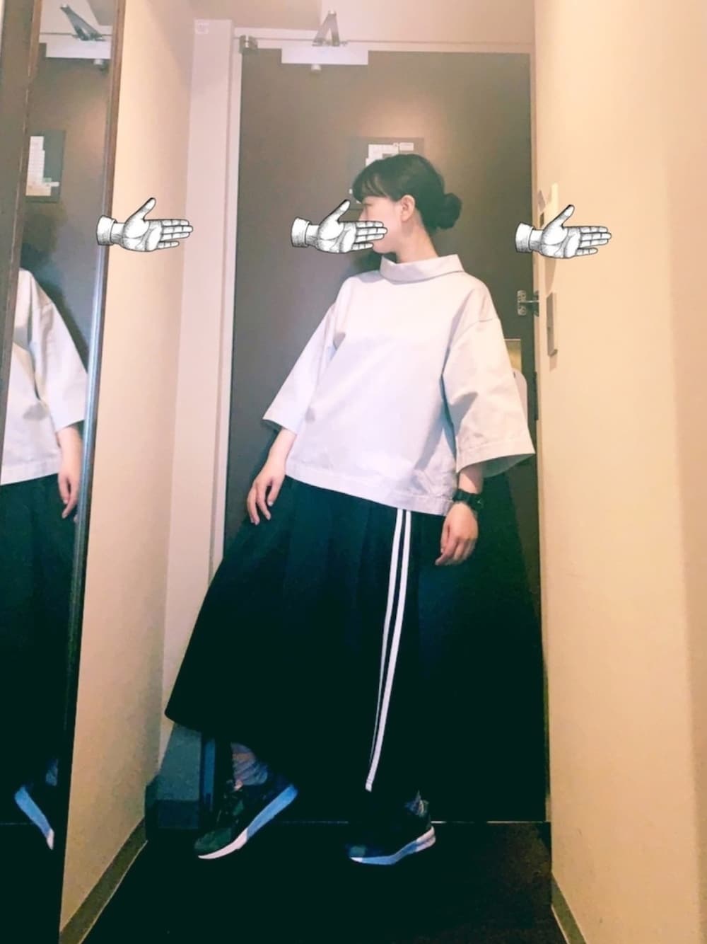 グリーン系のシュシュ、グリーン系のハンドケア/ハンドクリームを着用したレディースの春コーディネートの1枚目の写真