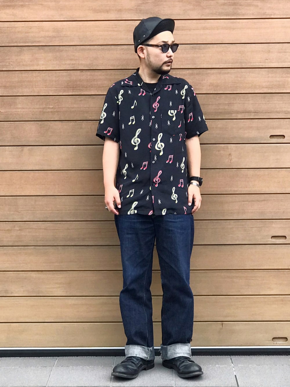 「アメカジ、柄シャツ、ヴィンテージ、デニムパンツ、RED WING、夏コーデ、アロハシャツ、カラーサングラス、オープンカラーシャツ」｜「aloha blossomのAloha Blossom " Sounds Good "（シャツ/ブラウス、ブラック系）」を使った、TATSUYOSHI.KIDAさん（メンズ・171cm）の夏コーディネートの1枚目の写真