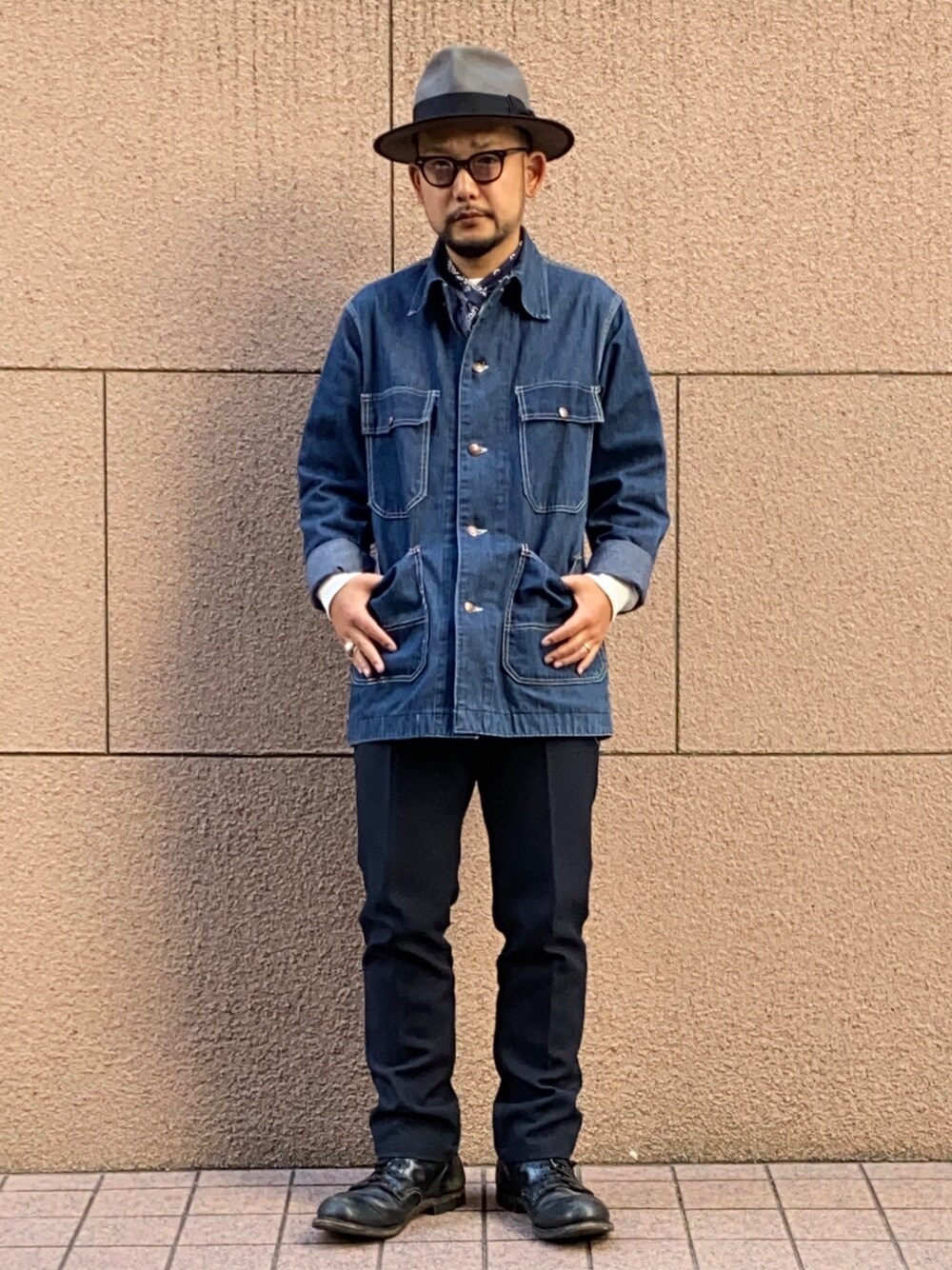 「アメカジ、ヴィンテージ、カバーオール、デニムジャケット、ブーツ、ハット、バンダナ、秋のコーデ、オトナカジュアル」｜「BIG MACの70's vintage bigmac coverall jkt（カバーオール、ブルー系）」を使った、TATSUYOSHI.KIDAさん（メンズ・171cm）の秋コーディネートの1枚目の写真