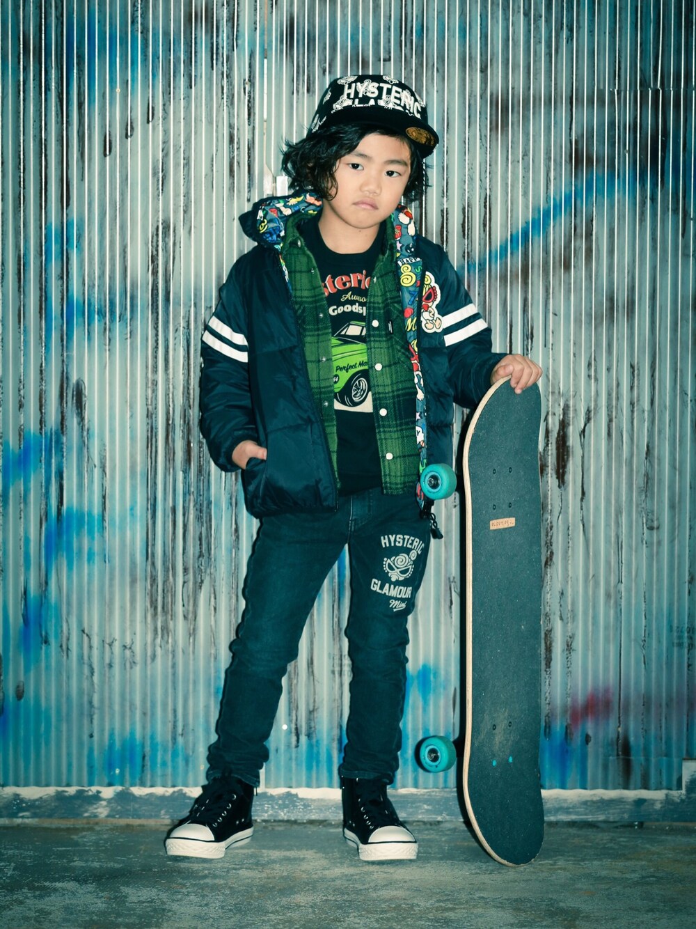 「hysteric mini」｜「HYSTERIC MINIのHYSTERIC POP SIGN総柄リバーシブルジャンパー（ダウンジャケット/コート、ブラック系）」を使った、mokkiさん（キッズ・120cm）の春コーディネートの1枚目の写真