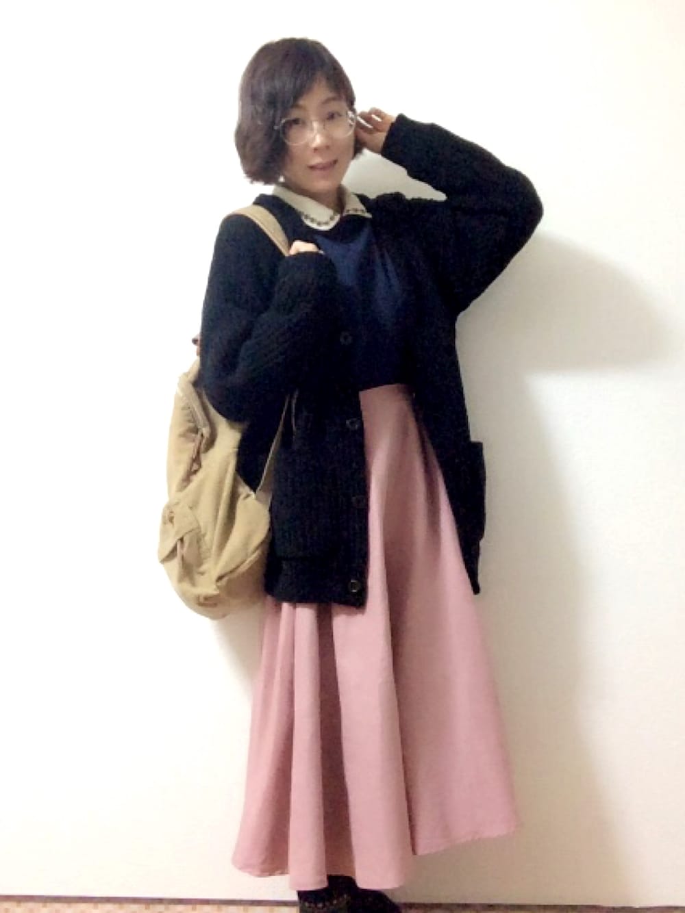 「ピンク、ピンク×ブラック、カーディガン、美容室に行ってきました。、大人ガーリー、ナチュラル、眼鏡女子、ピンクスカート、トレーナー、秋のコーデ」｜「イチオクのアイテム（スカート、ピンク系）」を使った、maiさん（レディース・150cm）の秋コーディネートの1枚目の写真
