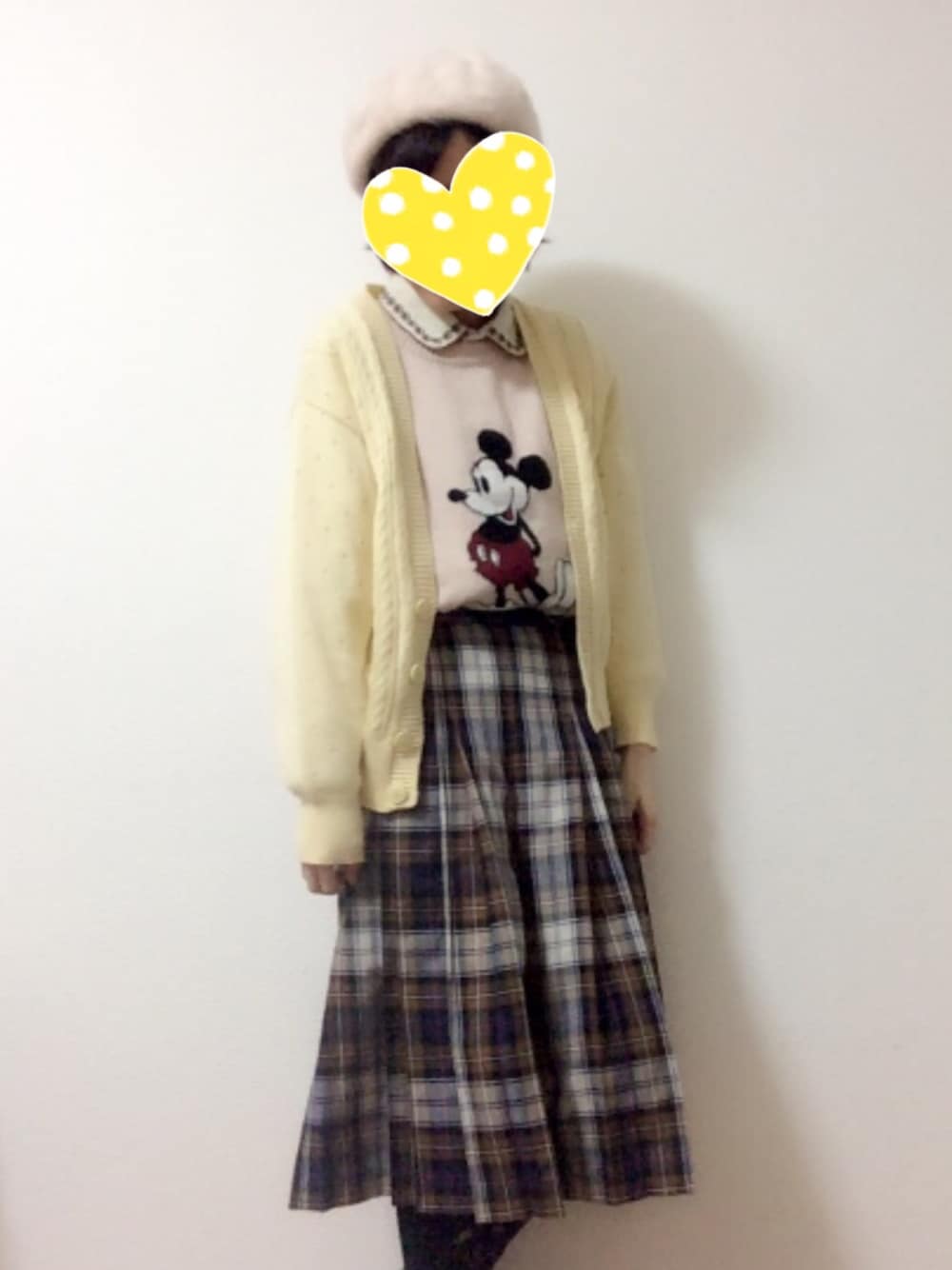 「ダサかわいい、古着、ディズニー、ミッキー、チェック、カーティガン、ベレー帽、プチプラ、個性派、低身長」｜「古着200円のアイテム（その他パンツ、ブラウン系）」を使った、maiさん（レディース・150cm）の秋コーディネートの1枚目の写真