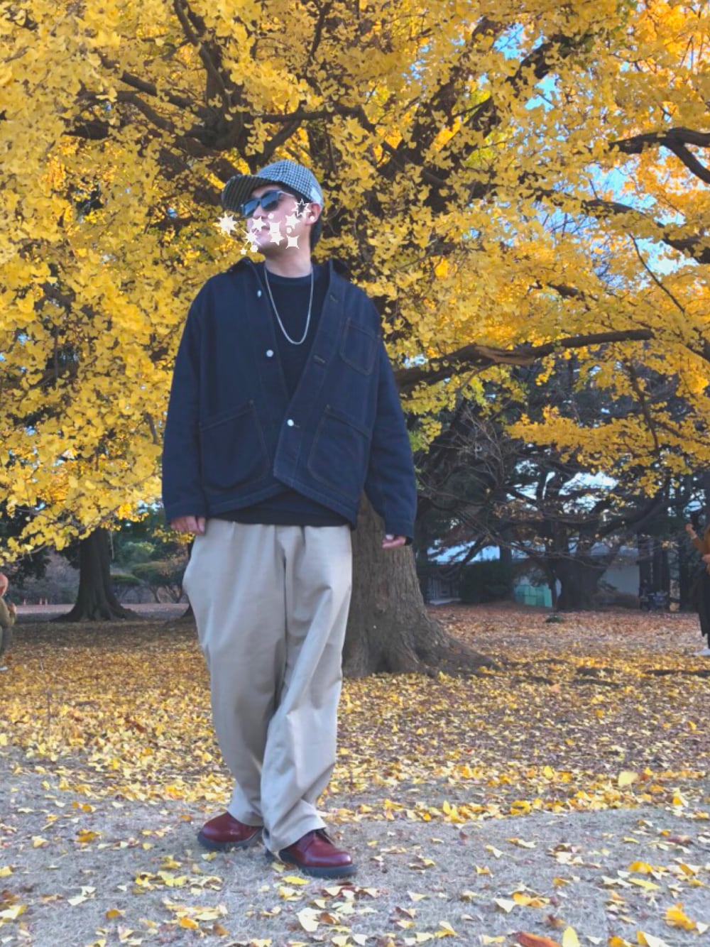 ブルー系のTシャツ/カットソー、ベージュ系のその他パンツ、レッド系のブーツを着用したメンズの冬コーディネートの1枚目の写真