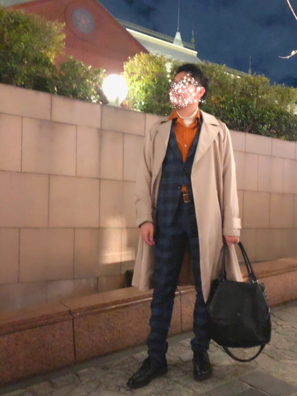 ベージュ系のチェスターコート、ブルー系のテーラードジャケット、オレンジ系のシャツ/ブラウスを着用したメンズの冬コーディネートの1枚目の写真