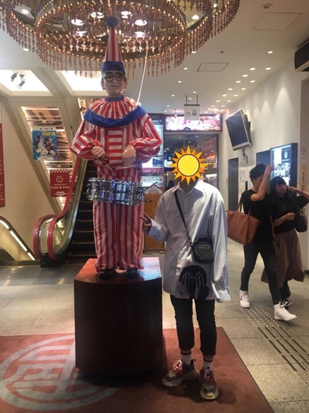 「おしゃれさんと繋がりたい、オーバーサイズ、BALENCIAGA、balenciaga triple s、RAF SIMONS、WHITELAND BLACKBURN、vetements reebok」｜「RAF SIMONSのRaf Simons - オーバーサイズシャツ - men - コットン - 46（シャツ/ブラウス、ブルー系）」を使った、はっくしょんさん（メンズ・173cm）の冬コーディネートの1枚目の写真