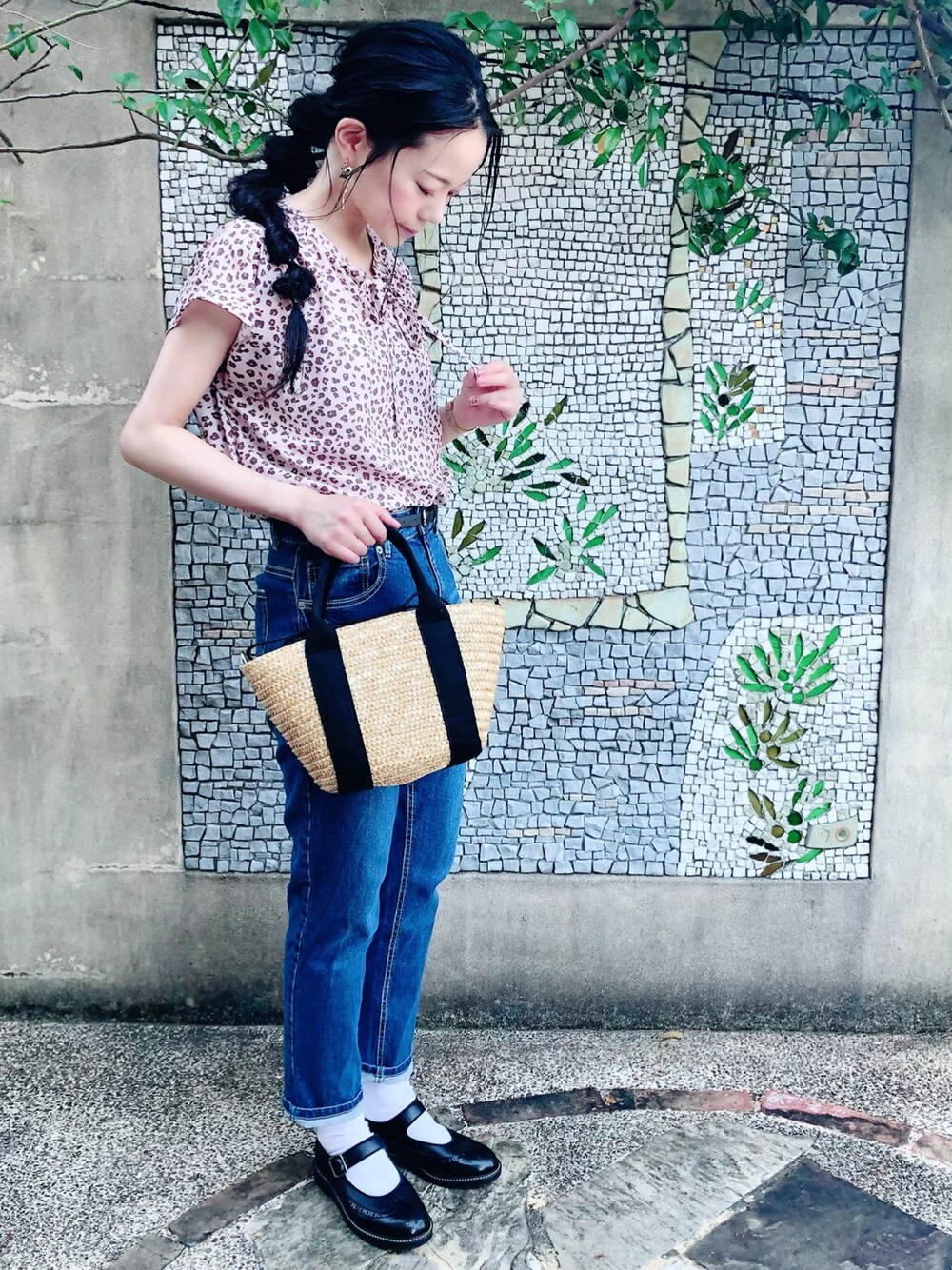 ピンク系のシャツ/ブラウス、ブラック系のトートバッグ、ブルー系のデニムパンツを着用したレディースの夏コーディネートの1枚目の写真